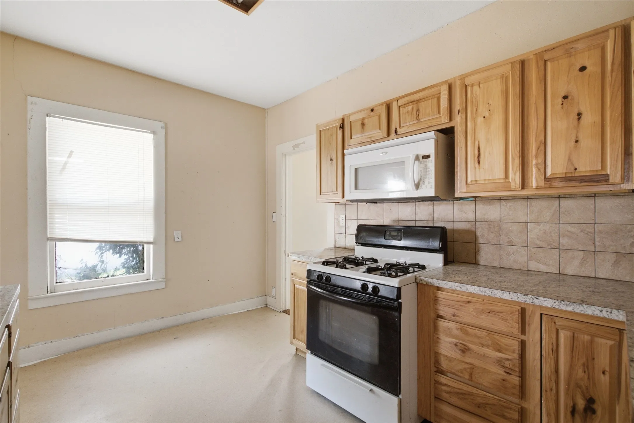 Single Family Residence For Sale in Eastland County , 1307 S Seaman Street, Eastland, Texas 76448, 3 Bedroom, 1 Bathroom, 2 Garage spaces, 1,473 Sqft, built in 1924, mls#21300441, Real Estate Agent in Eastland, Homes For Sale in Eastland county, Homes For Sale in Eastland, Realtor in Eastland Texas, Real Estate Brokerage Independent Realty Texas, Luminita Cordes Realtor