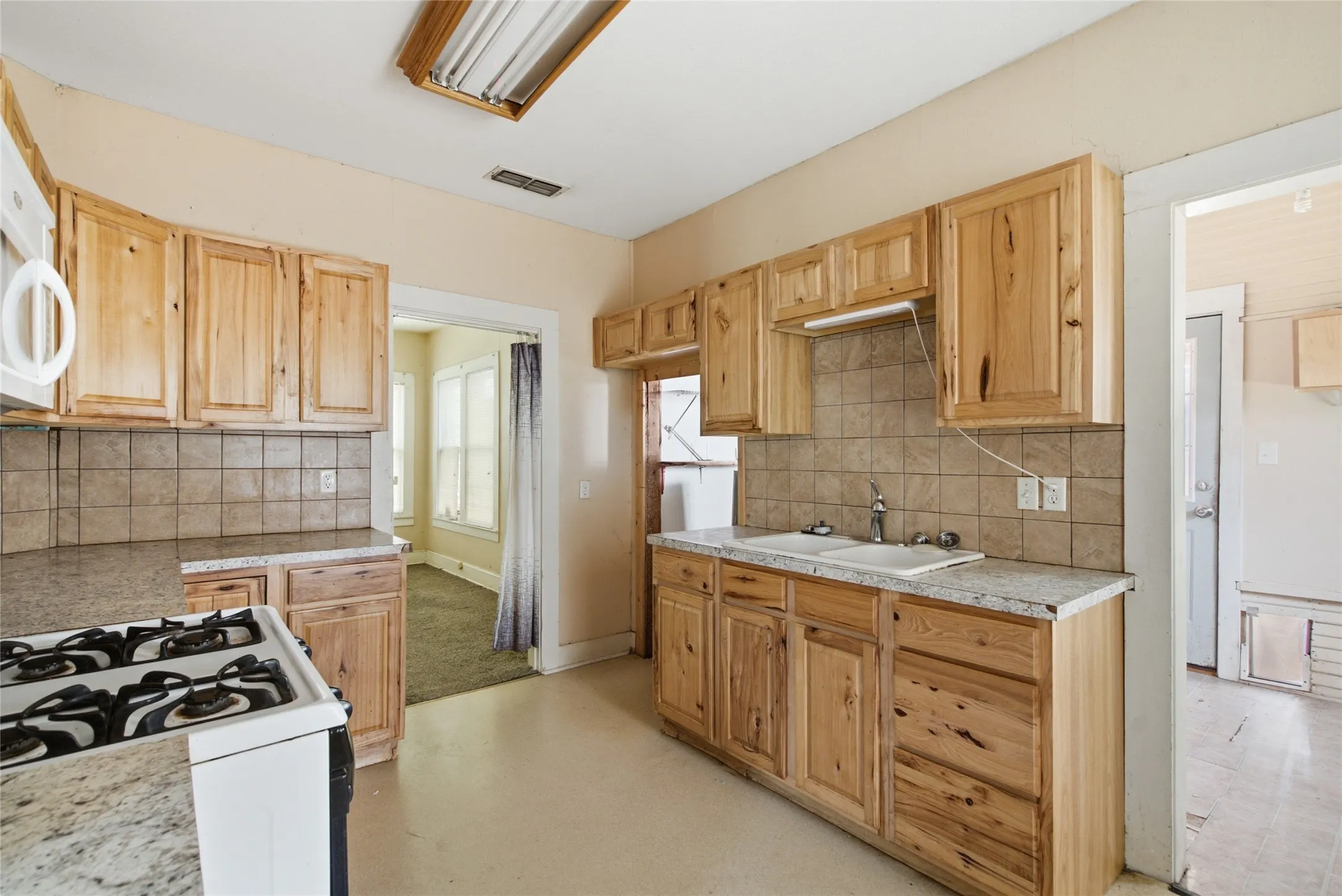 Single Family Residence For Sale in Eastland County , 1307 S Seaman Street, Eastland, Texas 76448, 3 Bedroom, 1 Bathroom, 2 Garage spaces, 1,473 Sqft, built in 1924, mls#21300441, Real Estate Agent in Eastland, Homes For Sale in Eastland county, Homes For Sale in Eastland, Realtor in Eastland Texas, Real Estate Brokerage Independent Realty Texas, Luminita Cordes Realtor