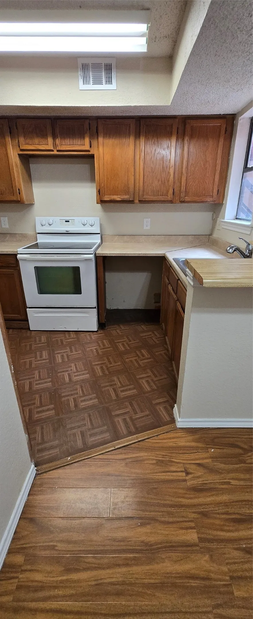 Condominium For Sale in Dallas County , 9805 Walnut Street 204, Dallas, Texas 75243, 2 Bedroom, 2 Bathroom, Garage spaces, 894 Sqft, built in 1981, Price $75,000, mls#21306177, Real Estate Agent in Dallas, Homes For Sale in Dallas county, Homes For Sale in Dallas, Realtor in Dallas Texas, Real Estate Brokerage Independent Realty Texas, Luminita Cordes Realtor