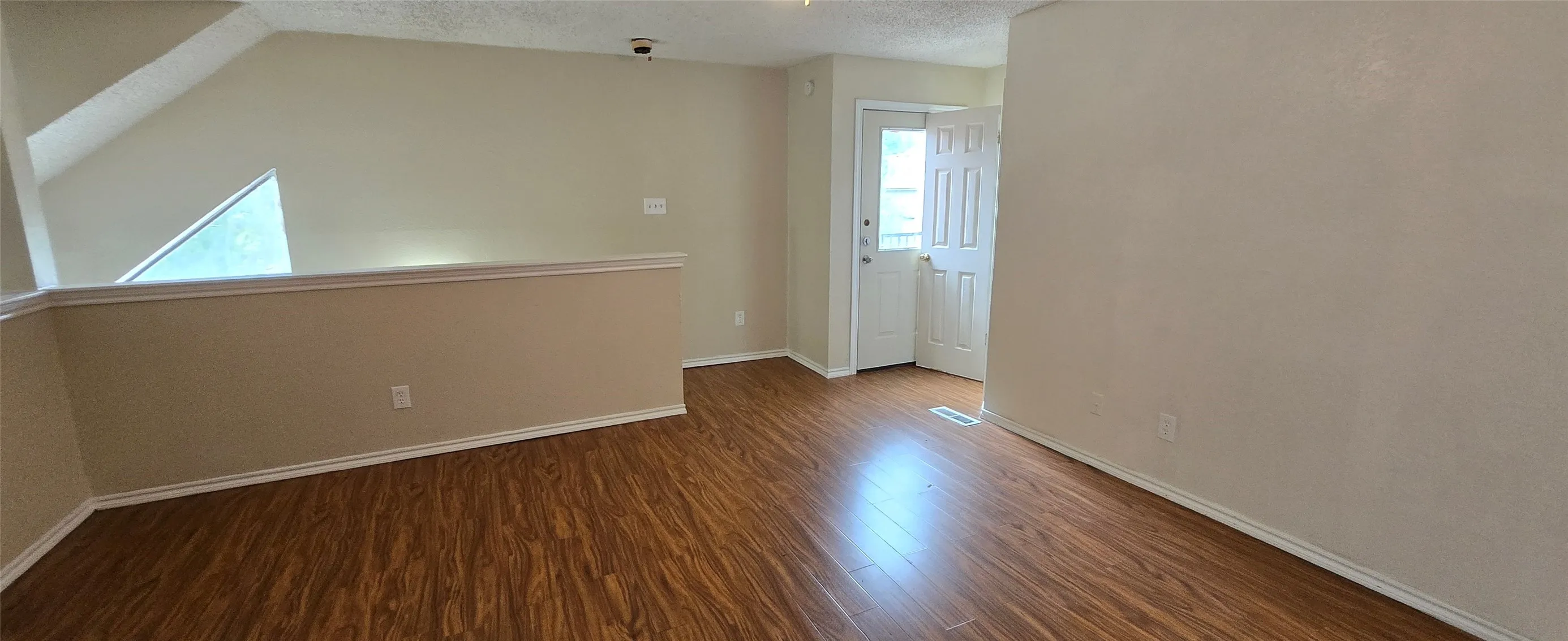 Condominium For Sale in Dallas County , 9805 Walnut Street 204, Dallas, Texas 75243, 2 Bedroom, 2 Bathroom, Garage spaces, 894 Sqft, built in 1981, Price $75,000, mls#21306177, Real Estate Agent in Dallas, Homes For Sale in Dallas county, Homes For Sale in Dallas, Realtor in Dallas Texas, Real Estate Brokerage Independent Realty Texas, Luminita Cordes Realtor