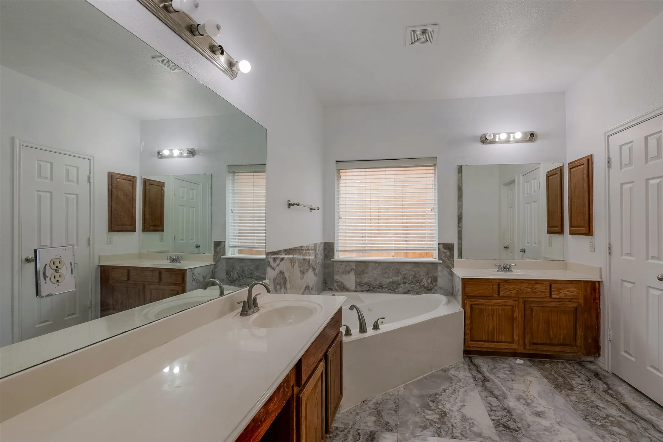 Single Family Residence For Sale in Tarrant County , 8128 Geranium Lane, Fort Worth, Texas 76123, 3 Bedroom, 3 Bathroom, 2 Garage spaces, 3,241 Sqft, built in 2004, mls#21306178, Real Estate Agent in Fort Worth, Homes For Sale in Tarrant county, Homes For Sale in Fort Worth, Realtor in Fort Worth Texas, Real Estate Brokerage Independent Realty Texas, Luminita Cordes Realtor