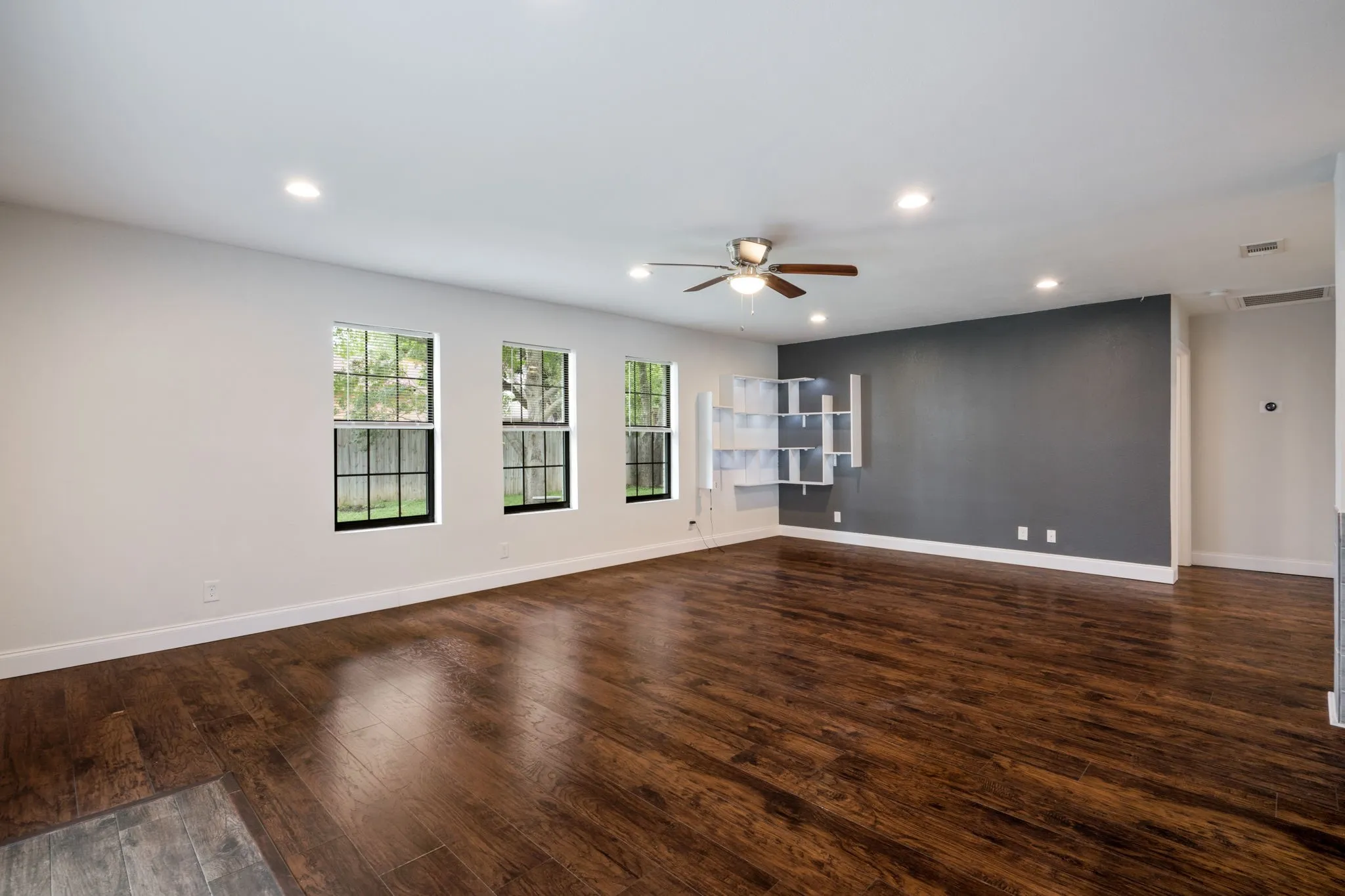 Single Family Residence For Sale in Dallas County , 3005 Cameo Lane, Farmers Branch, Texas 75234, 3 Bedroom, 2 Bathroom, 2 Garage spaces, 1,976 Sqft, built in 1958, mls#21304581, Real Estate Agent in Farmers Branch, Homes For Sale in Dallas county, Homes For Sale in Farmers Branch, Realtor in Farmers Branch Texas, Real Estate Brokerage Independent Realty Texas, Luminita Cordes Realtor
