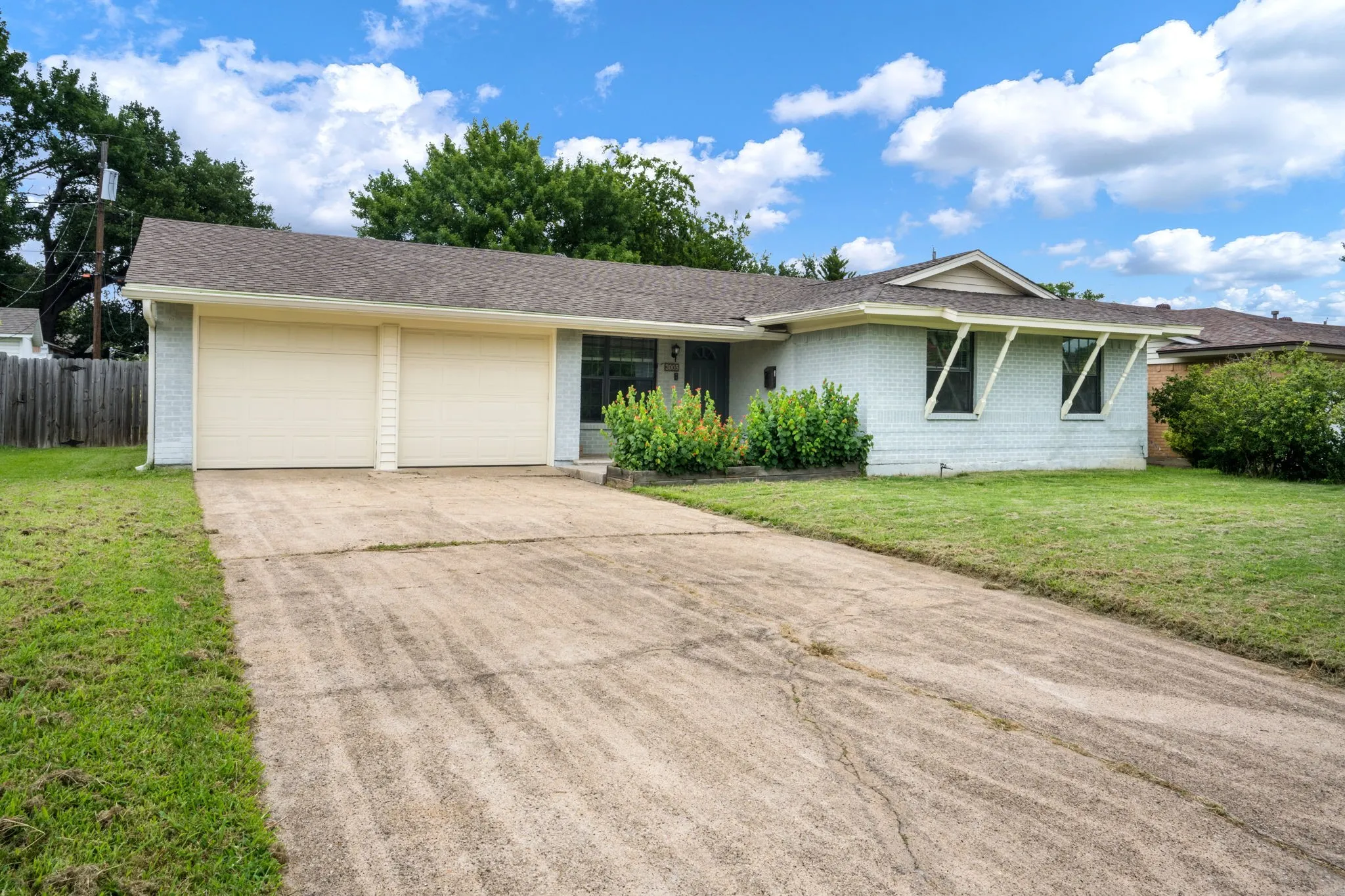 Single Family Residence For Sale in Dallas County , 3005 Cameo Lane, Farmers Branch, Texas 75234, 3 Bedroom, 2 Bathroom, 2 Garage spaces, 1,976 Sqft, built in 1958, mls#21304581, Real Estate Agent in Farmers Branch, Homes For Sale in Dallas county, Homes For Sale in Farmers Branch, Realtor in Farmers Branch Texas, Real Estate Brokerage Independent Realty Texas, Luminita Cordes Realtor