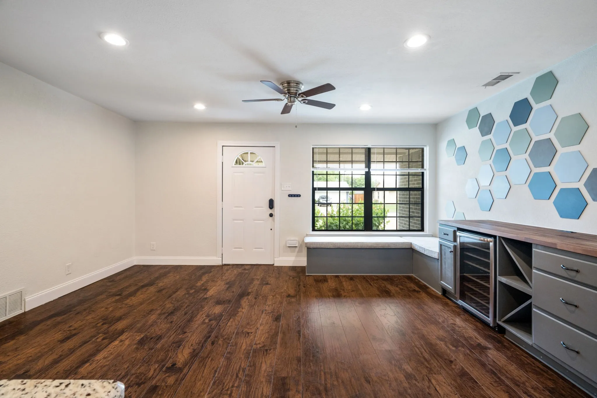 Single Family Residence For Sale in Dallas County , 3005 Cameo Lane, Farmers Branch, Texas 75234, 3 Bedroom, 2 Bathroom, 2 Garage spaces, 1,976 Sqft, built in 1958, mls#21304581, Real Estate Agent in Farmers Branch, Homes For Sale in Dallas county, Homes For Sale in Farmers Branch, Realtor in Farmers Branch Texas, Real Estate Brokerage Independent Realty Texas, Luminita Cordes Realtor
