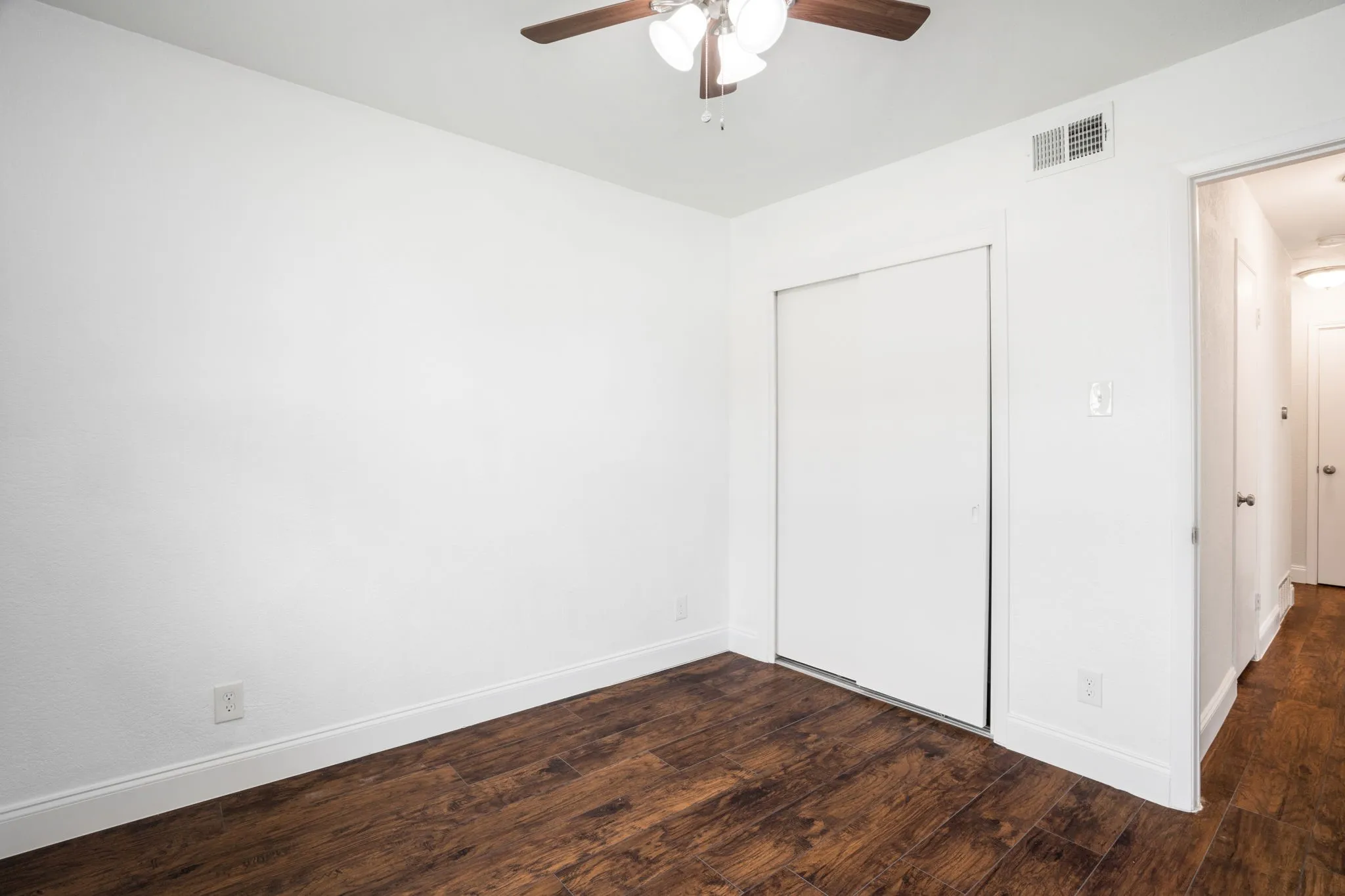 Single Family Residence For Sale in Dallas County , 3005 Cameo Lane, Farmers Branch, Texas 75234, 3 Bedroom, 2 Bathroom, 2 Garage spaces, 1,976 Sqft, built in 1958, mls#21304581, Real Estate Agent in Farmers Branch, Homes For Sale in Dallas county, Homes For Sale in Farmers Branch, Realtor in Farmers Branch Texas, Real Estate Brokerage Independent Realty Texas, Luminita Cordes Realtor