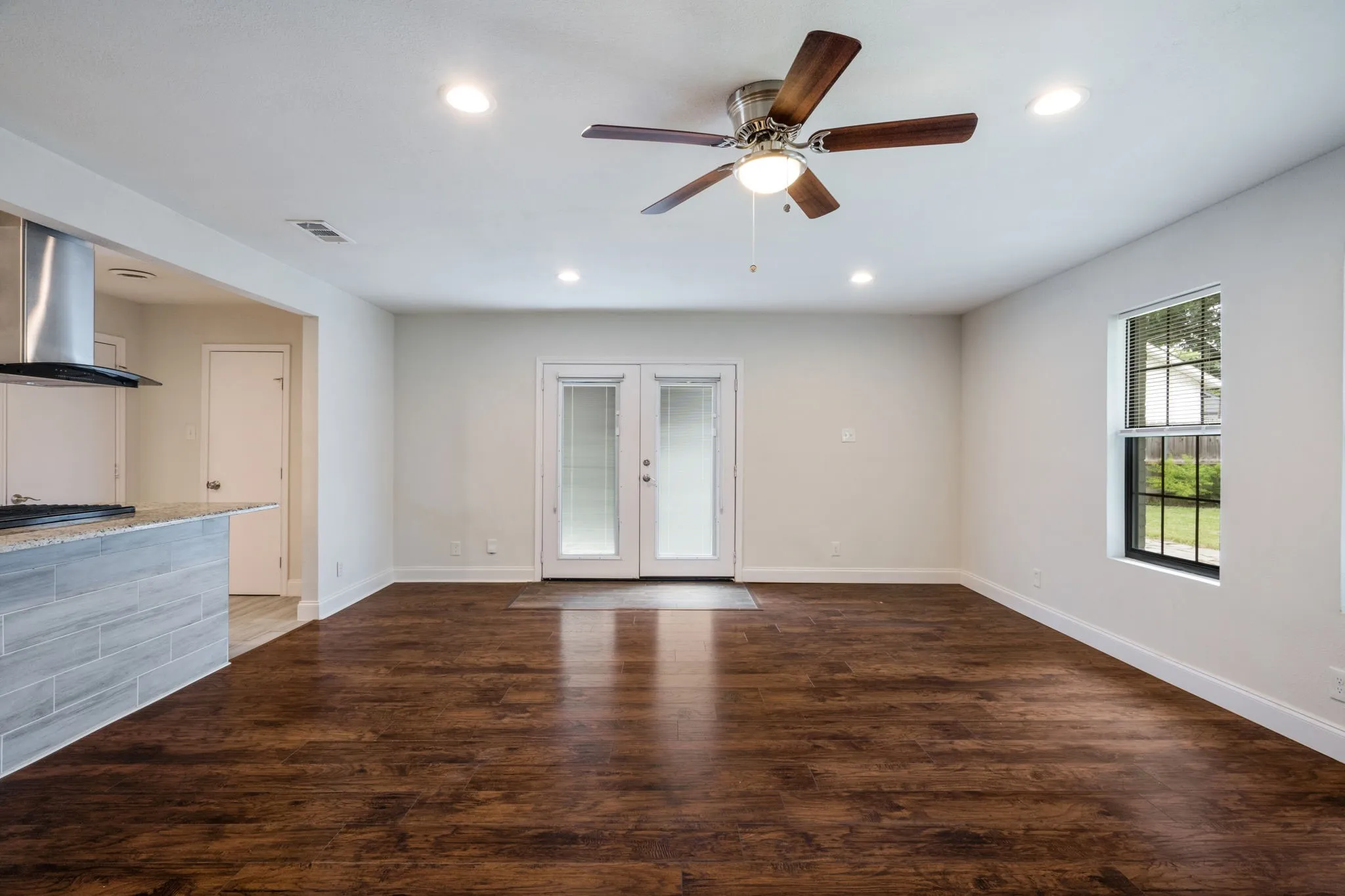 Single Family Residence For Sale in Dallas County , 3005 Cameo Lane, Farmers Branch, Texas 75234, 3 Bedroom, 2 Bathroom, 2 Garage spaces, 1,976 Sqft, built in 1958, mls#21304581, Real Estate Agent in Farmers Branch, Homes For Sale in Dallas county, Homes For Sale in Farmers Branch, Realtor in Farmers Branch Texas, Real Estate Brokerage Independent Realty Texas, Luminita Cordes Realtor