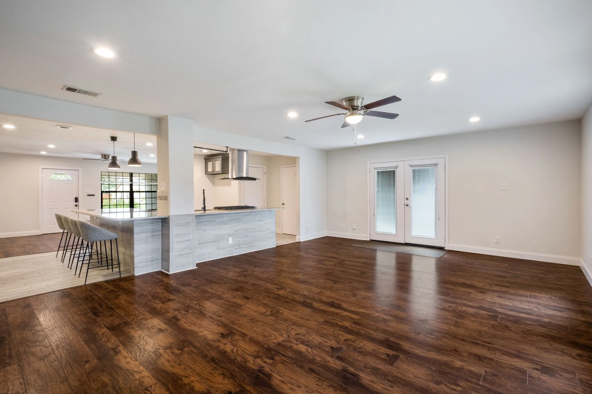 Single Family Residence For Sale in Dallas County , 3005 Cameo Lane, Farmers Branch, Texas 75234, 3 Bedroom, 2 Bathroom, 2 Garage spaces, 1,976 Sqft, built in 1958, mls#21304581, Real Estate Agent in Farmers Branch, Homes For Sale in Dallas county, Homes For Sale in Farmers Branch, Realtor in Farmers Branch Texas, Real Estate Brokerage Independent Realty Texas, Luminita Cordes Realtor