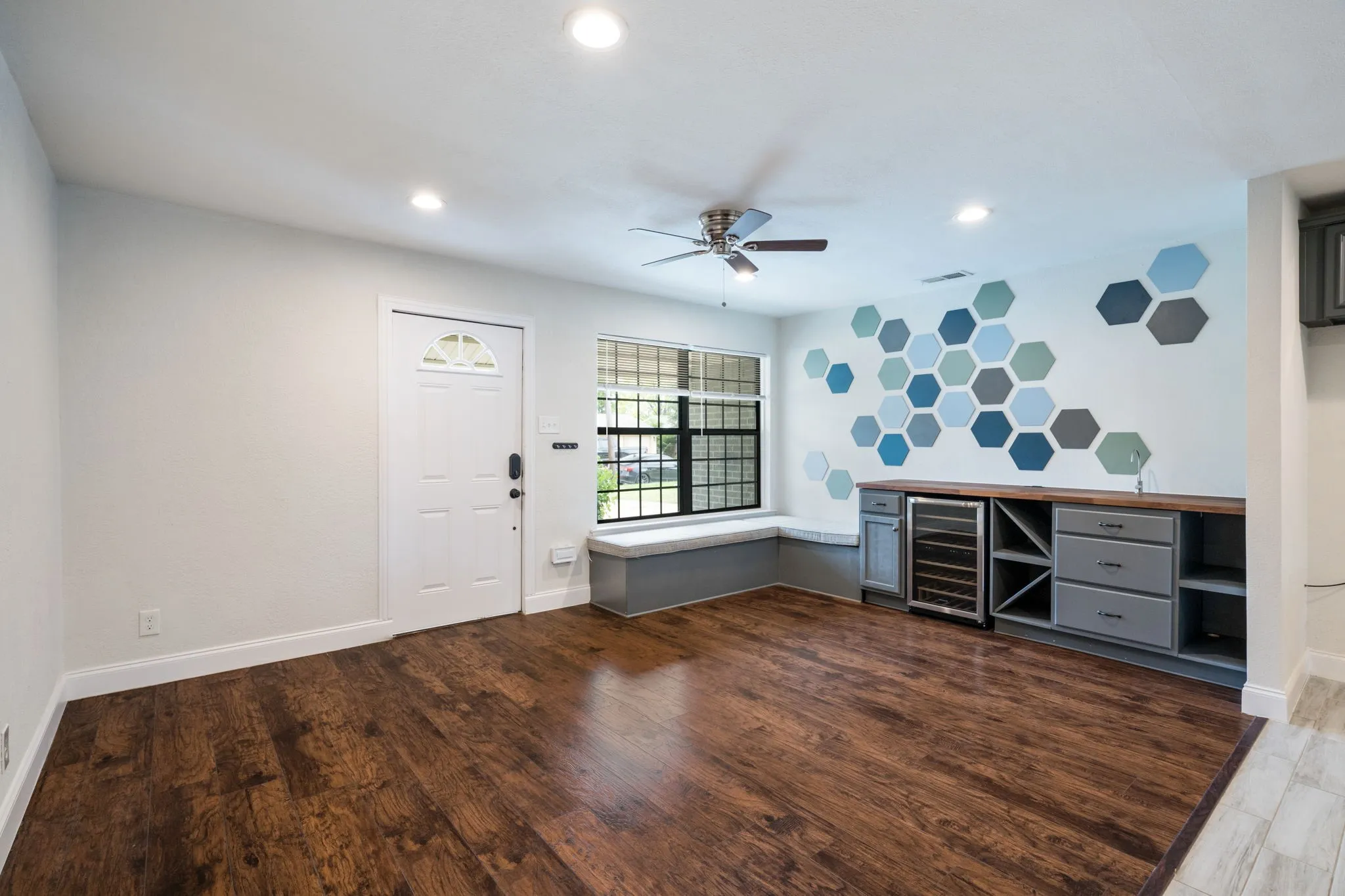 Single Family Residence For Sale in Dallas County , 3005 Cameo Lane, Farmers Branch, Texas 75234, 3 Bedroom, 2 Bathroom, 2 Garage spaces, 1,976 Sqft, built in 1958, mls#21304581, Real Estate Agent in Farmers Branch, Homes For Sale in Dallas county, Homes For Sale in Farmers Branch, Realtor in Farmers Branch Texas, Real Estate Brokerage Independent Realty Texas, Luminita Cordes Realtor