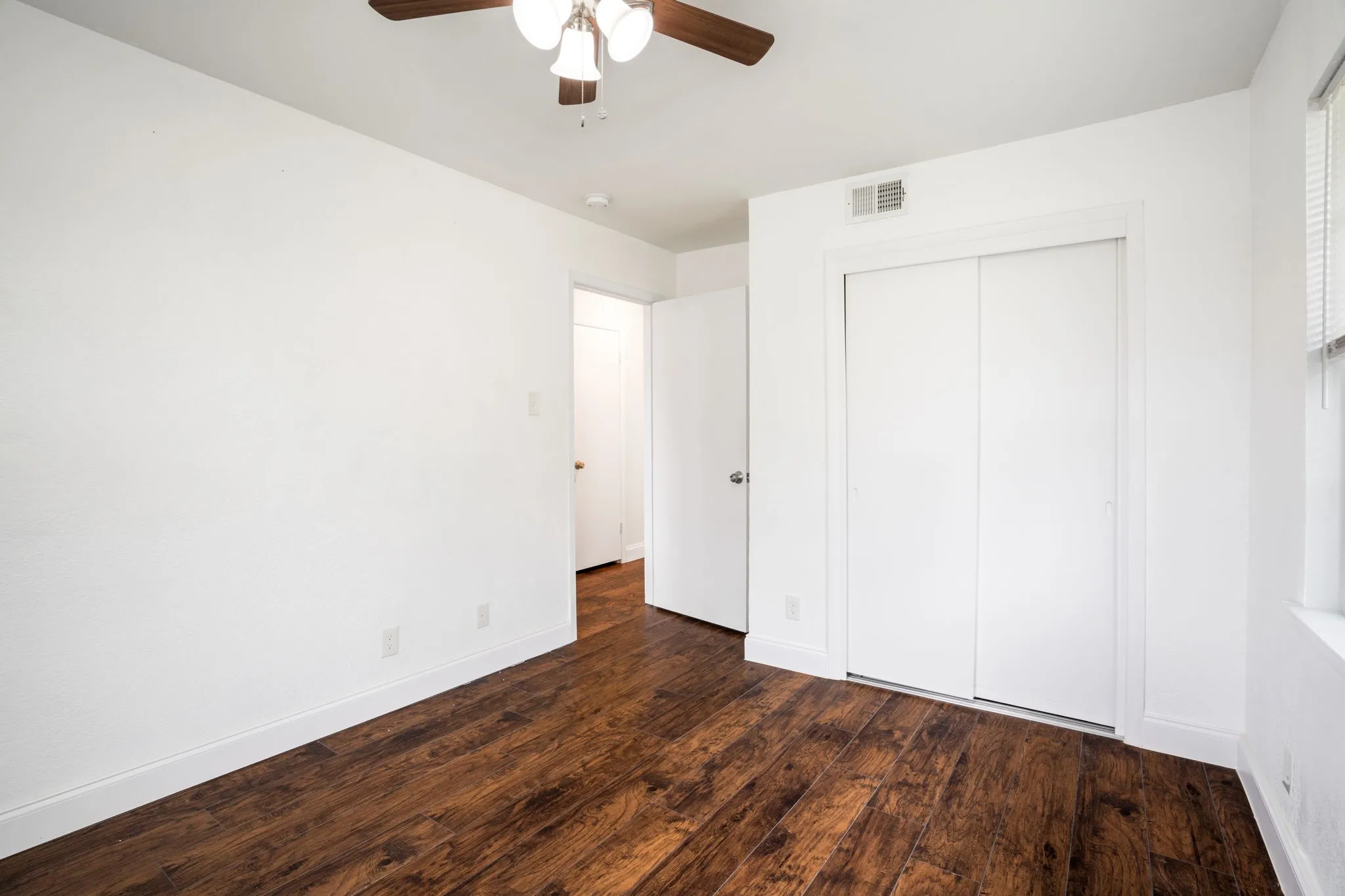 Single Family Residence For Sale in Dallas County , 3005 Cameo Lane, Farmers Branch, Texas 75234, 3 Bedroom, 2 Bathroom, 2 Garage spaces, 1,976 Sqft, built in 1958, mls#21304581, Real Estate Agent in Farmers Branch, Homes For Sale in Dallas county, Homes For Sale in Farmers Branch, Realtor in Farmers Branch Texas, Real Estate Brokerage Independent Realty Texas, Luminita Cordes Realtor