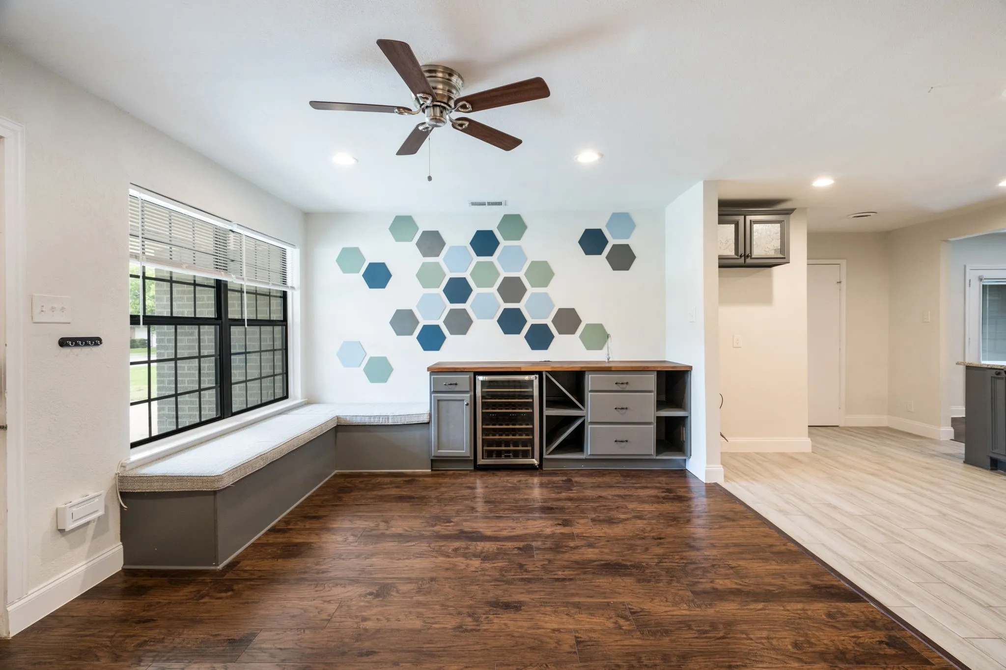 Single Family Residence For Sale in Dallas County , 3005 Cameo Lane, Farmers Branch, Texas 75234, 3 Bedroom, 2 Bathroom, 2 Garage spaces, 1,976 Sqft, built in 1958, mls#21304581, Real Estate Agent in Farmers Branch, Homes For Sale in Dallas county, Homes For Sale in Farmers Branch, Realtor in Farmers Branch Texas, Real Estate Brokerage Independent Realty Texas, Luminita Cordes Realtor