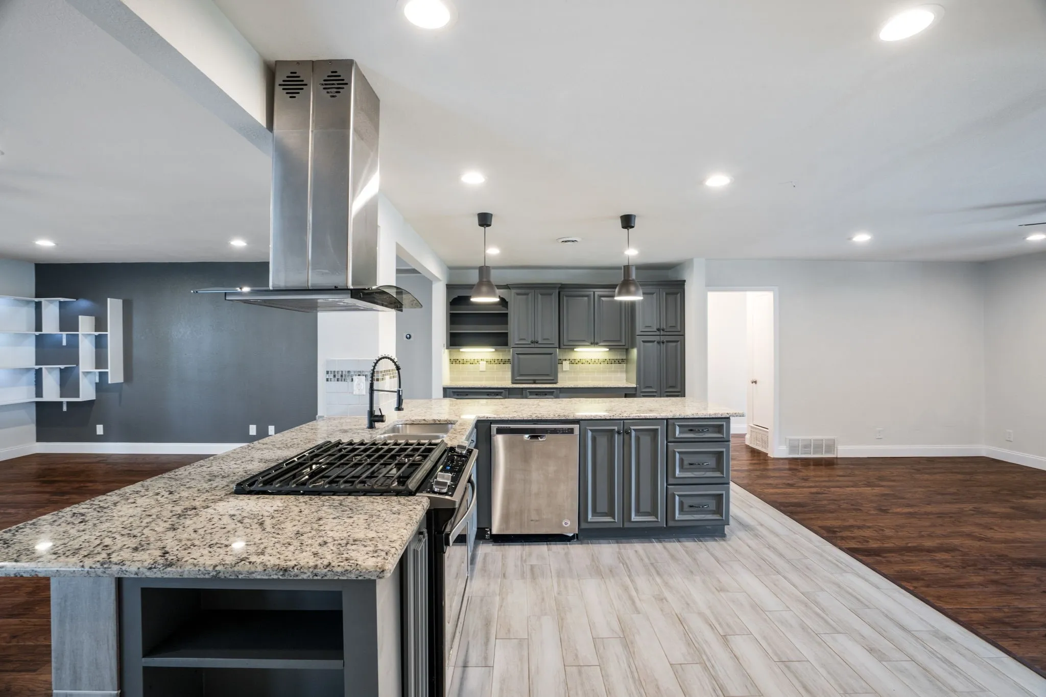 Single Family Residence For Sale in Dallas County , 3005 Cameo Lane, Farmers Branch, Texas 75234, 3 Bedroom, 2 Bathroom, 2 Garage spaces, 1,976 Sqft, built in 1958, mls#21304581, Real Estate Agent in Farmers Branch, Homes For Sale in Dallas county, Homes For Sale in Farmers Branch, Realtor in Farmers Branch Texas, Real Estate Brokerage Independent Realty Texas, Luminita Cordes Realtor