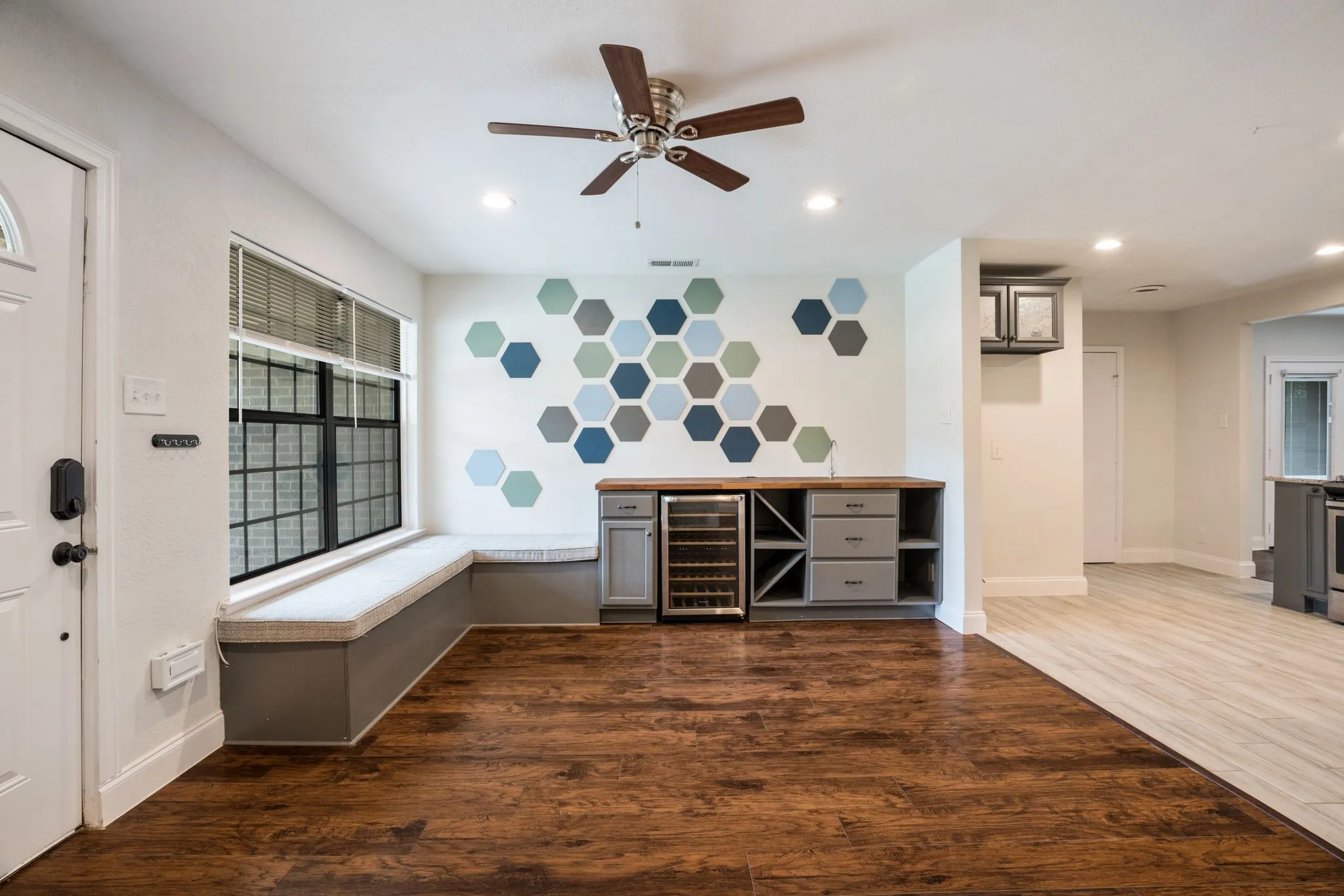 Single Family Residence For Sale in Dallas County , 3005 Cameo Lane, Farmers Branch, Texas 75234, 3 Bedroom, 2 Bathroom, 2 Garage spaces, 1,976 Sqft, built in 1958, mls#21304581, Real Estate Agent in Farmers Branch, Homes For Sale in Dallas county, Homes For Sale in Farmers Branch, Realtor in Farmers Branch Texas, Real Estate Brokerage Independent Realty Texas, Luminita Cordes Realtor