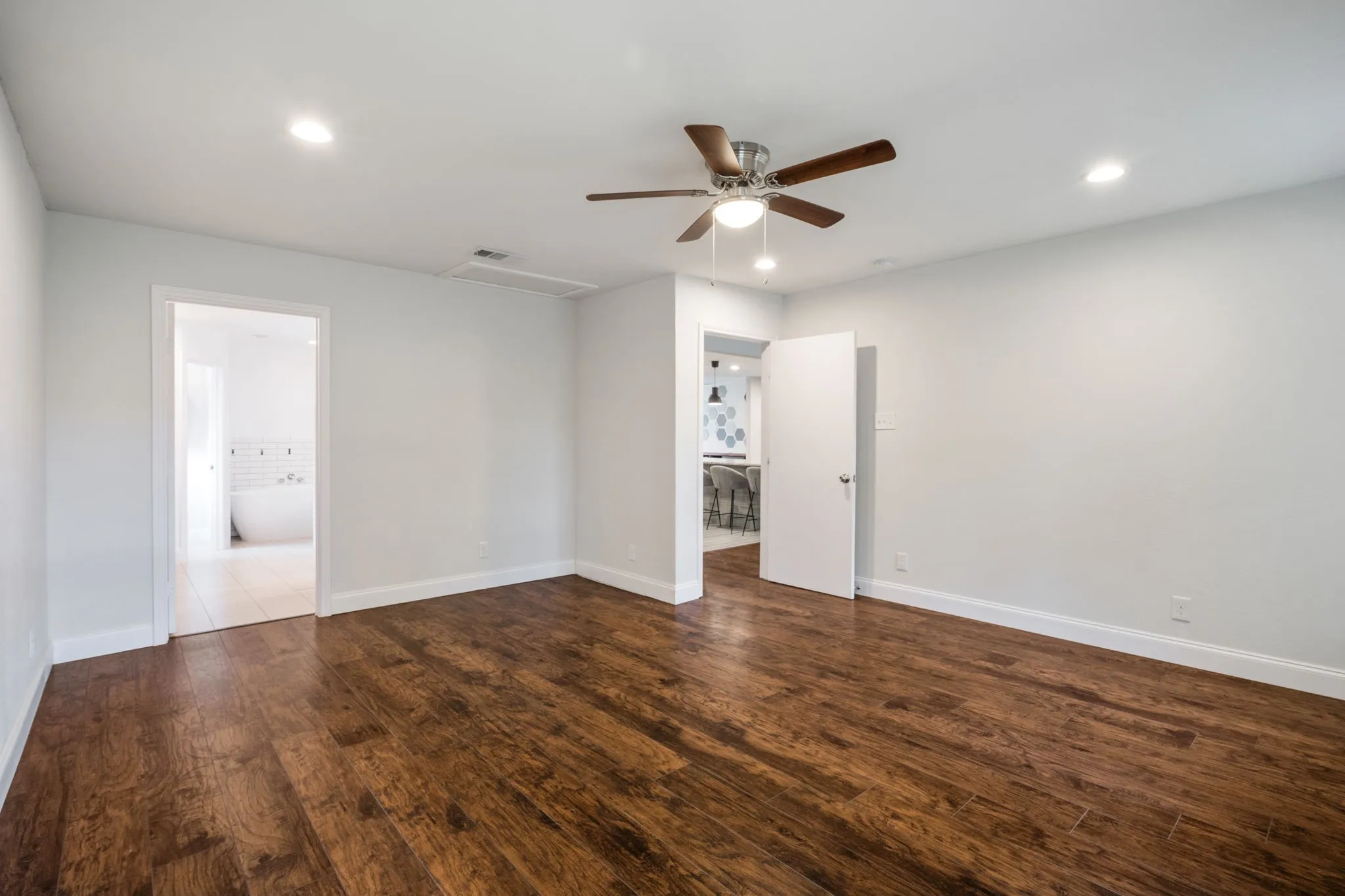 Single Family Residence For Sale in Dallas County , 3005 Cameo Lane, Farmers Branch, Texas 75234, 3 Bedroom, 2 Bathroom, 2 Garage spaces, 1,976 Sqft, built in 1958, mls#21304581, Real Estate Agent in Farmers Branch, Homes For Sale in Dallas county, Homes For Sale in Farmers Branch, Realtor in Farmers Branch Texas, Real Estate Brokerage Independent Realty Texas, Luminita Cordes Realtor