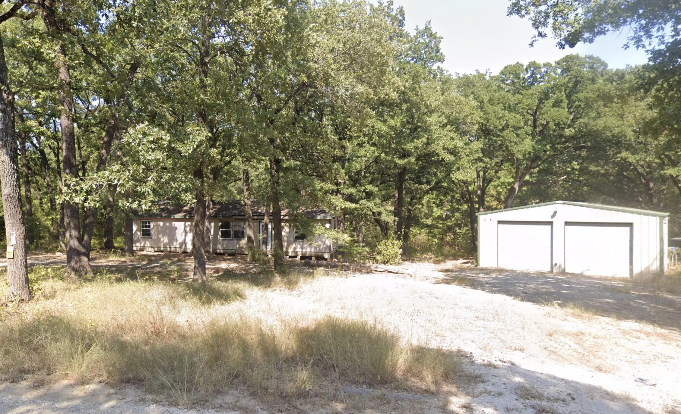 Single Family Residence For Sale in Hunt County , 10677 Hilltop Circle, Quinlan, Texas 75474, 3 Bedroom, 2 Bathroom, 2 Garage spaces, 1,456 Sqft, built in 1981, mls#21306185, Real Estate Agent in Quinlan, Homes For Sale in Hunt county, Homes For Sale in Quinlan, Realtor in Quinlan Texas, Real Estate Brokerage Independent Realty Texas, Luminita Cordes Realtor