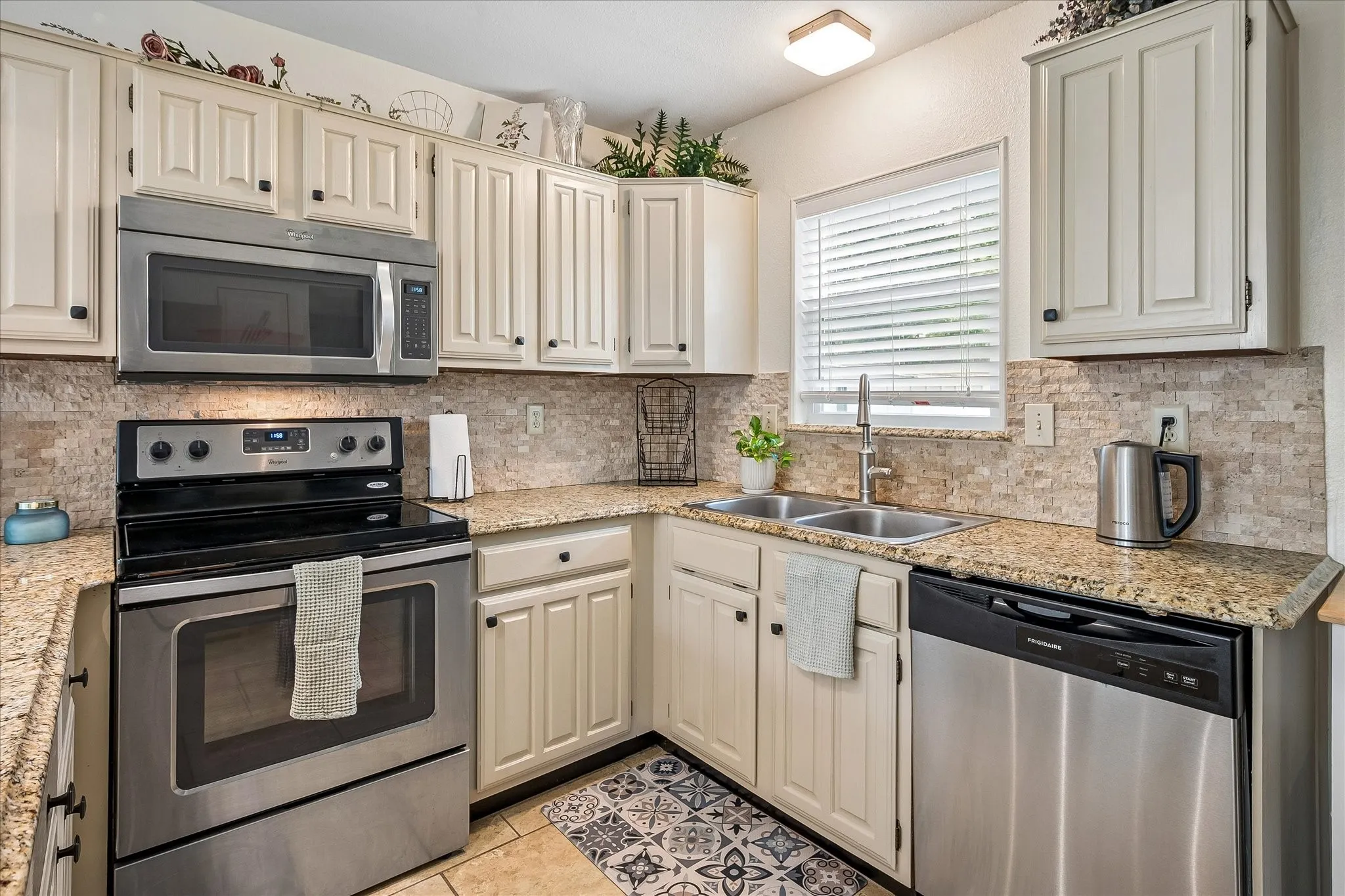Single Family Residence For Sale in Dallas County , 301 Stoneledge Drive, Irving, Texas 75063, 2 Bedroom, 3 Bathroom, 1 Garage spaces, 1,621 Sqft, built in 1985, mls#21305764, Real Estate Agent in Irving, Homes For Sale in Dallas county, Homes For Sale in Irving, Realtor in Irving Texas, Real Estate Brokerage Independent Realty Texas, Luminita Cordes Realtor