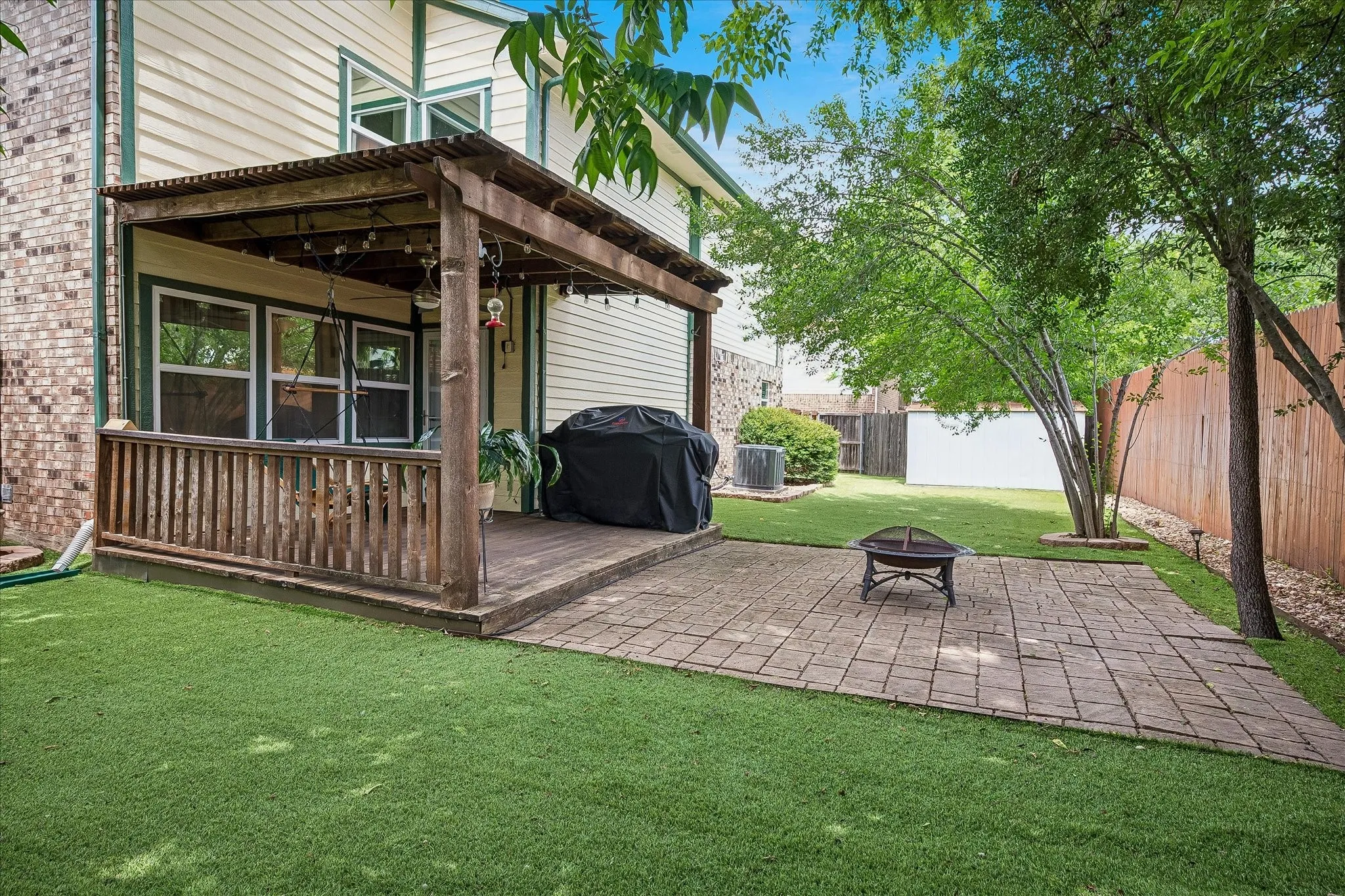 Single Family Residence For Sale in Dallas County , 301 Stoneledge Drive, Irving, Texas 75063, 2 Bedroom, 3 Bathroom, 1 Garage spaces, 1,621 Sqft, built in 1985, mls#21305764, Real Estate Agent in Irving, Homes For Sale in Dallas county, Homes For Sale in Irving, Realtor in Irving Texas, Real Estate Brokerage Independent Realty Texas, Luminita Cordes Realtor