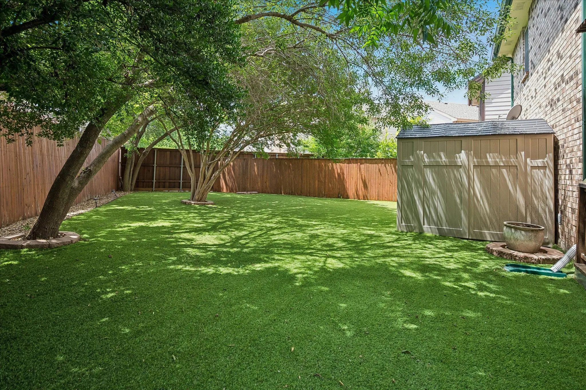 Single Family Residence For Sale in Dallas County , 301 Stoneledge Drive, Irving, Texas 75063, 2 Bedroom, 3 Bathroom, 1 Garage spaces, 1,621 Sqft, built in 1985, mls#21305764, Real Estate Agent in Irving, Homes For Sale in Dallas county, Homes For Sale in Irving, Realtor in Irving Texas, Real Estate Brokerage Independent Realty Texas, Luminita Cordes Realtor