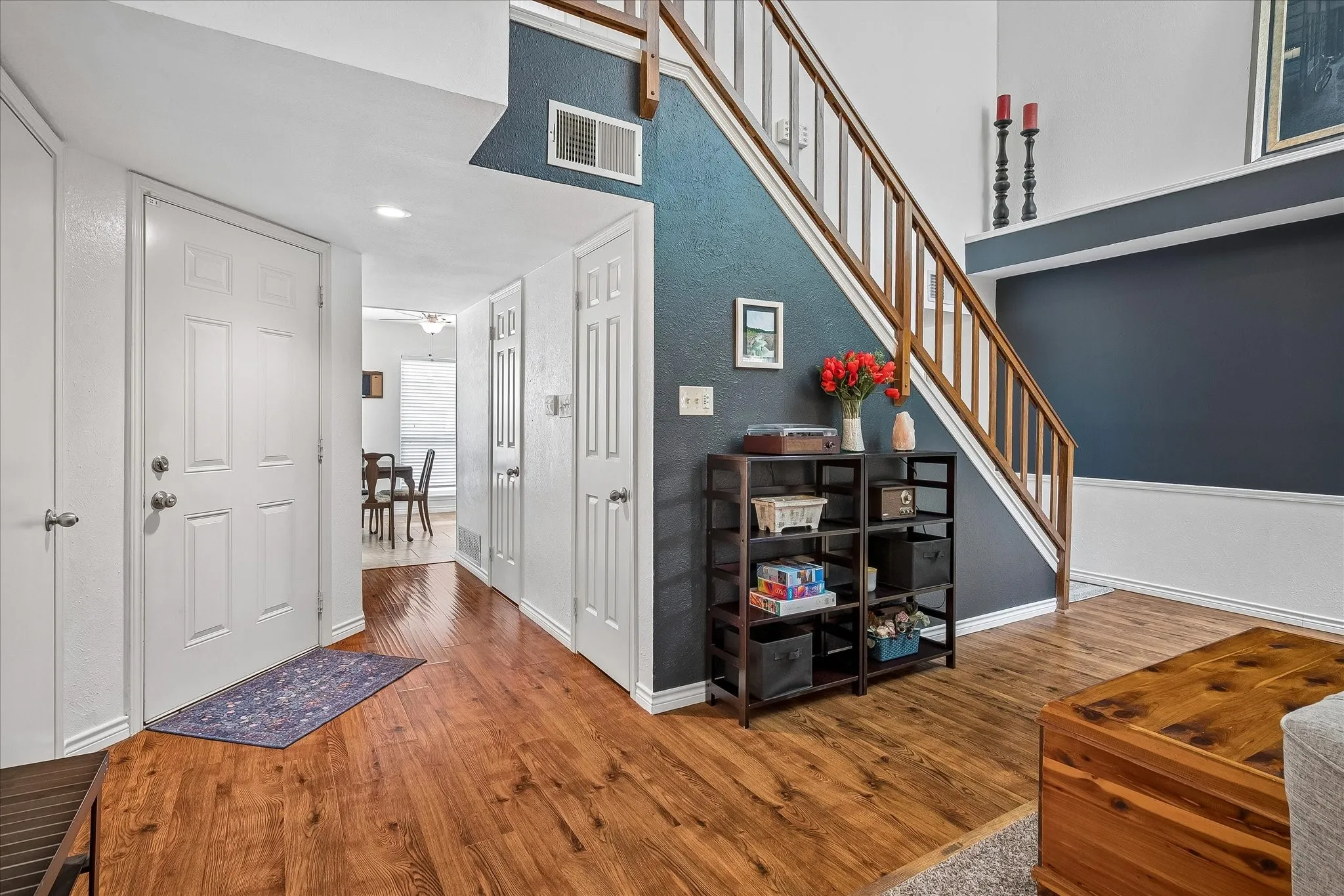 Single Family Residence For Sale in Dallas County , 301 Stoneledge Drive, Irving, Texas 75063, 2 Bedroom, 3 Bathroom, 1 Garage spaces, 1,621 Sqft, built in 1985, mls#21305764, Real Estate Agent in Irving, Homes For Sale in Dallas county, Homes For Sale in Irving, Realtor in Irving Texas, Real Estate Brokerage Independent Realty Texas, Luminita Cordes Realtor