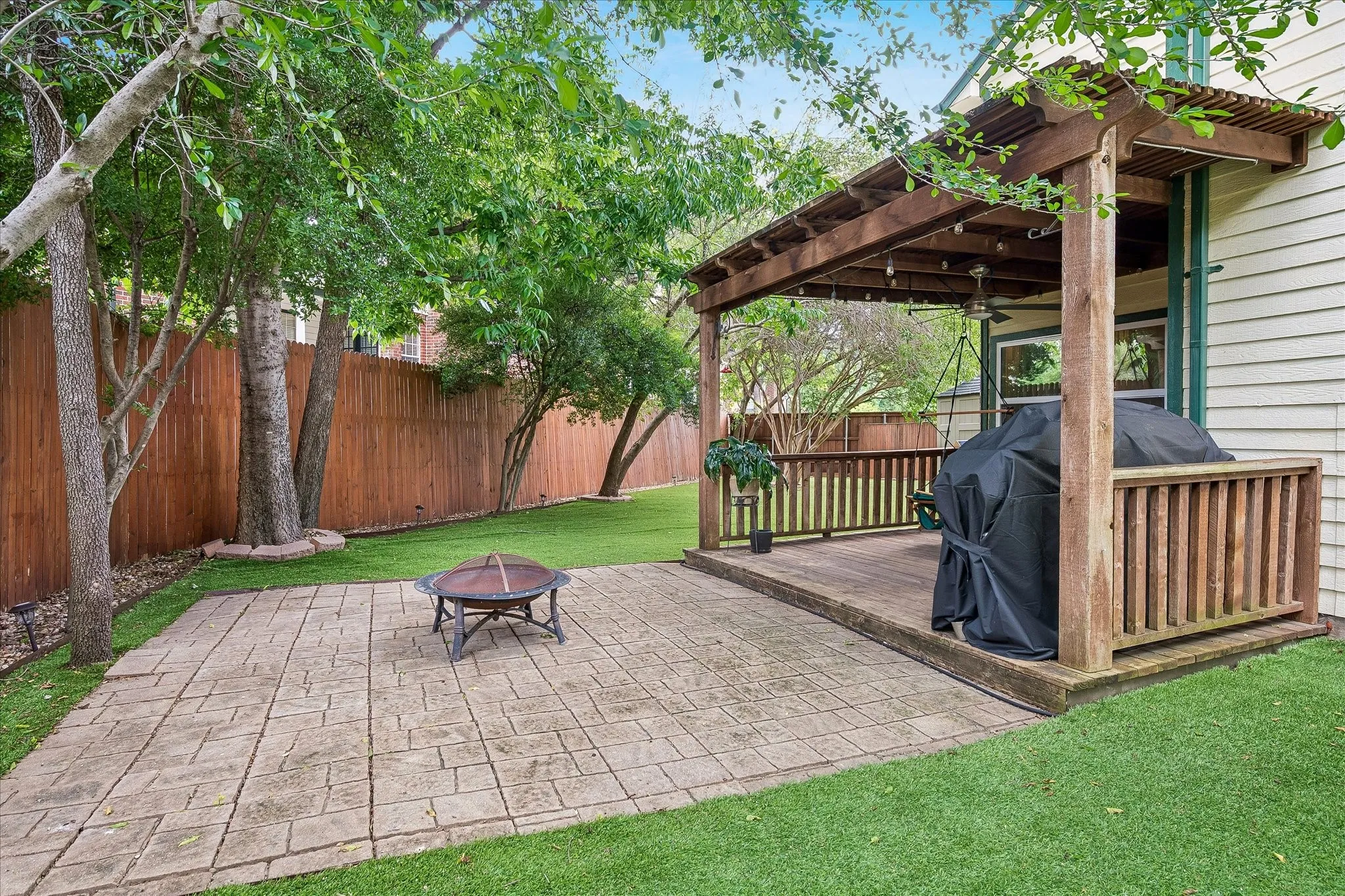 Single Family Residence For Sale in Dallas County , 301 Stoneledge Drive, Irving, Texas 75063, 2 Bedroom, 3 Bathroom, 1 Garage spaces, 1,621 Sqft, built in 1985, mls#21305764, Real Estate Agent in Irving, Homes For Sale in Dallas county, Homes For Sale in Irving, Realtor in Irving Texas, Real Estate Brokerage Independent Realty Texas, Luminita Cordes Realtor