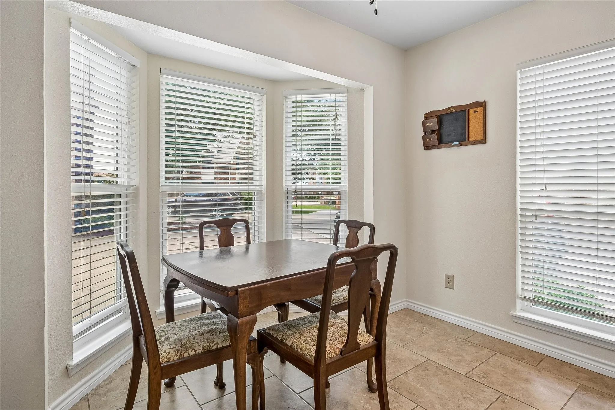 Single Family Residence For Sale in Dallas County , 301 Stoneledge Drive, Irving, Texas 75063, 2 Bedroom, 3 Bathroom, 1 Garage spaces, 1,621 Sqft, built in 1985, mls#21305764, Real Estate Agent in Irving, Homes For Sale in Dallas county, Homes For Sale in Irving, Realtor in Irving Texas, Real Estate Brokerage Independent Realty Texas, Luminita Cordes Realtor