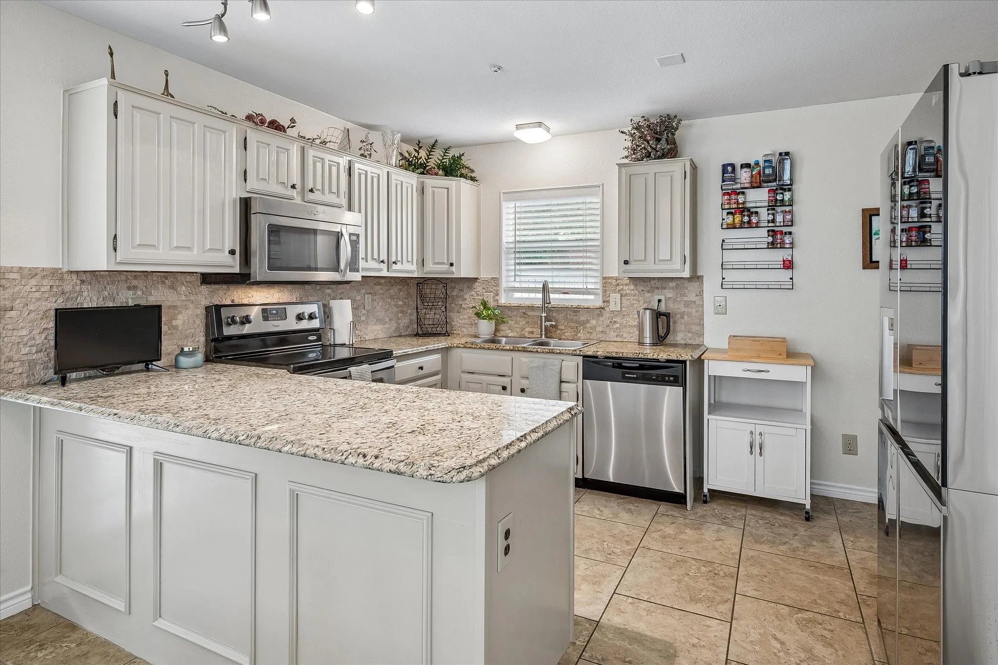 Single Family Residence For Sale in Dallas County , 301 Stoneledge Drive, Irving, Texas 75063, 2 Bedroom, 3 Bathroom, 1 Garage spaces, 1,621 Sqft, built in 1985, mls#21305764, Real Estate Agent in Irving, Homes For Sale in Dallas county, Homes For Sale in Irving, Realtor in Irving Texas, Real Estate Brokerage Independent Realty Texas, Luminita Cordes Realtor