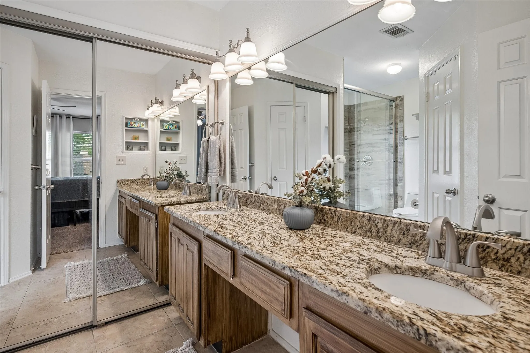 Single Family Residence For Sale in Dallas County , 301 Stoneledge Drive, Irving, Texas 75063, 2 Bedroom, 3 Bathroom, 1 Garage spaces, 1,621 Sqft, built in 1985, mls#21305764, Real Estate Agent in Irving, Homes For Sale in Dallas county, Homes For Sale in Irving, Realtor in Irving Texas, Real Estate Brokerage Independent Realty Texas, Luminita Cordes Realtor