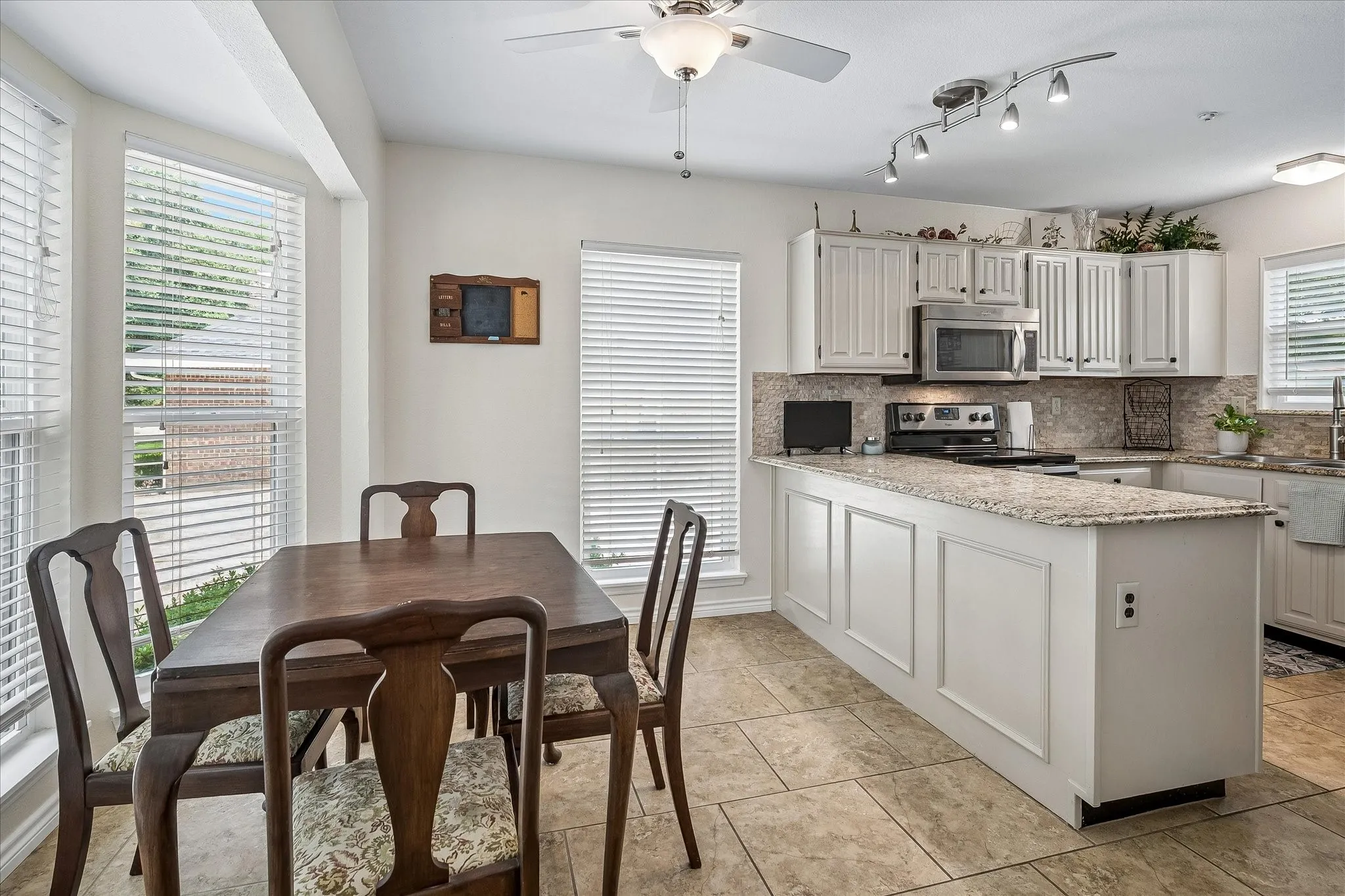 Single Family Residence For Sale in Dallas County , 301 Stoneledge Drive, Irving, Texas 75063, 2 Bedroom, 3 Bathroom, 1 Garage spaces, 1,621 Sqft, built in 1985, mls#21305764, Real Estate Agent in Irving, Homes For Sale in Dallas county, Homes For Sale in Irving, Realtor in Irving Texas, Real Estate Brokerage Independent Realty Texas, Luminita Cordes Realtor
