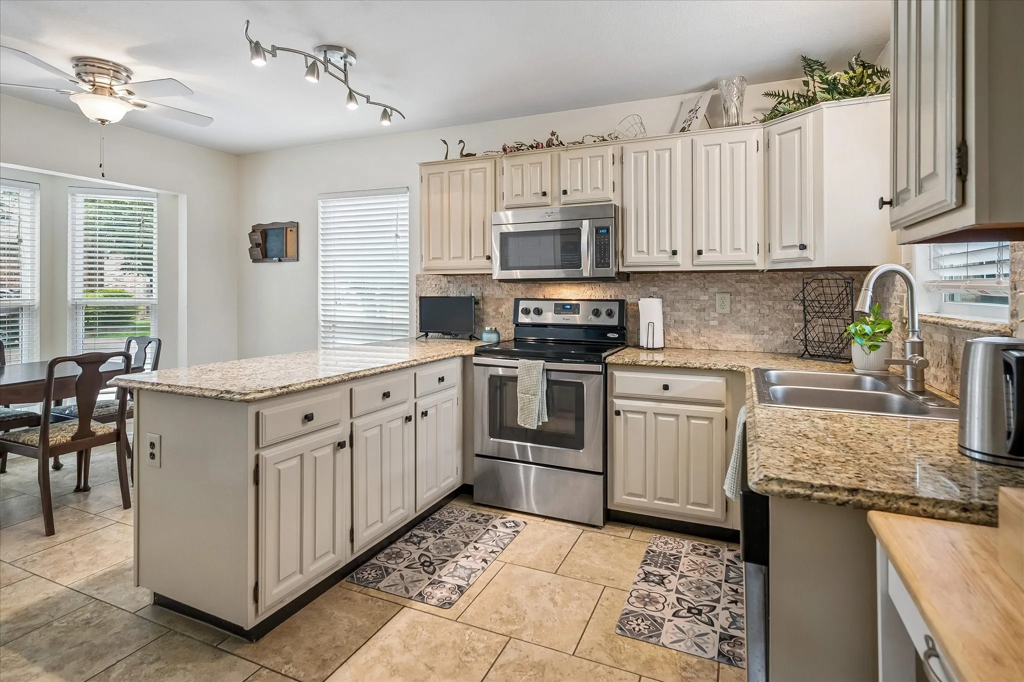 Single Family Residence For Sale in Dallas County , 301 Stoneledge Drive, Irving, Texas 75063, 2 Bedroom, 3 Bathroom, 1 Garage spaces, 1,621 Sqft, built in 1985, mls#21305764, Real Estate Agent in Irving, Homes For Sale in Dallas county, Homes For Sale in Irving, Realtor in Irving Texas, Real Estate Brokerage Independent Realty Texas, Luminita Cordes Realtor
