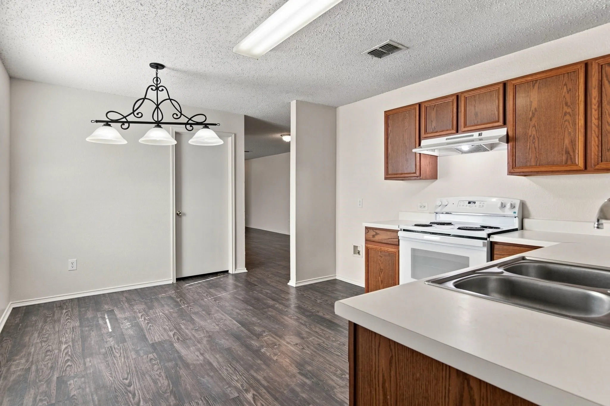 Single Family Residence For Rent in Tarrant County , 4880 Parkview Hills Lane, Fort Worth, Texas 76179, 4 Bedroom, 2 Bathroom, 2 Garage spaces, 1,985 Sqft, built in 2004, mls#21306207, Real Estate Agent in Fort Worth, Homes For Rent in Tarrant county, Homes For Rent in Fort Worth, Realtor in Fort Worth Texas, Real Estate Brokerage Independent Realty Texas, Luminita Cordes Realtor