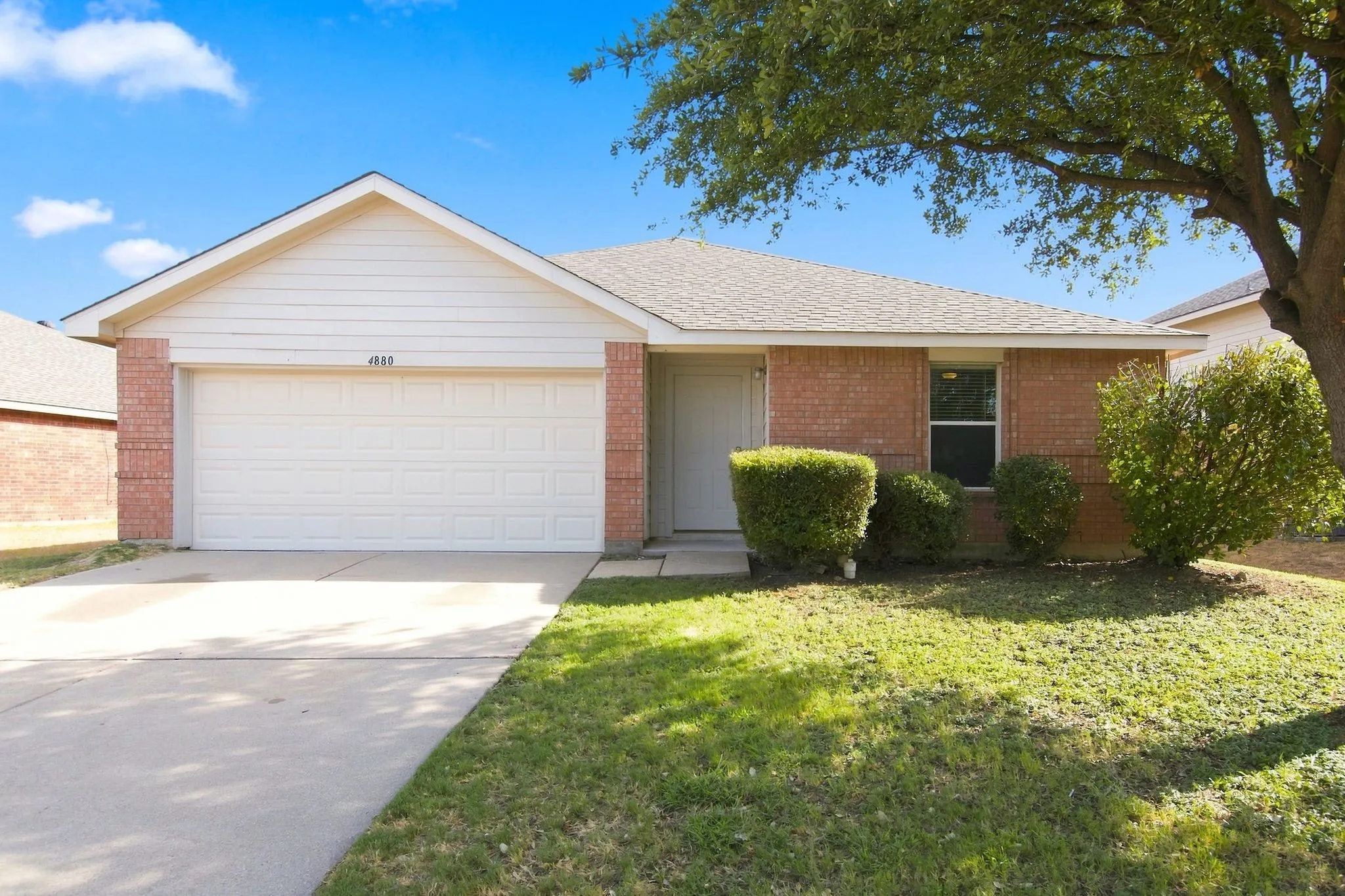 Single Family Residence For Rent in Tarrant County , 4880 Parkview Hills Lane, Fort Worth, Texas 76179, 4 Bedroom, 2 Bathroom, 2 Garage spaces, 1,985 Sqft, built in 2004, mls#21306207, Real Estate Agent in Fort Worth, Homes For Rent in Tarrant county, Homes For Rent in Fort Worth, Realtor in Fort Worth Texas, Real Estate Brokerage Independent Realty Texas, Luminita Cordes Realtor