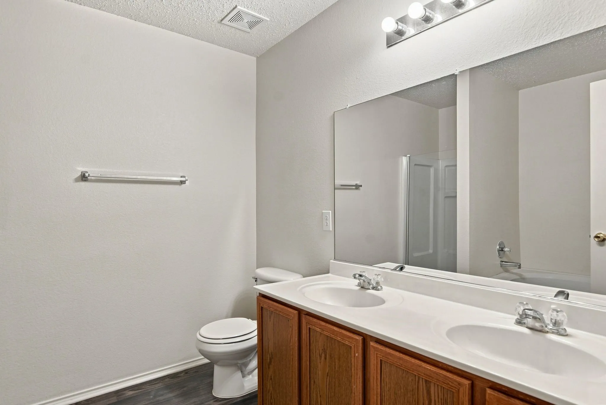 Single Family Residence For Rent in Tarrant County , 4880 Parkview Hills Lane, Fort Worth, Texas 76179, 4 Bedroom, 2 Bathroom, 2 Garage spaces, 1,985 Sqft, built in 2004, mls#21306207, Real Estate Agent in Fort Worth, Homes For Rent in Tarrant county, Homes For Rent in Fort Worth, Realtor in Fort Worth Texas, Real Estate Brokerage Independent Realty Texas, Luminita Cordes Realtor