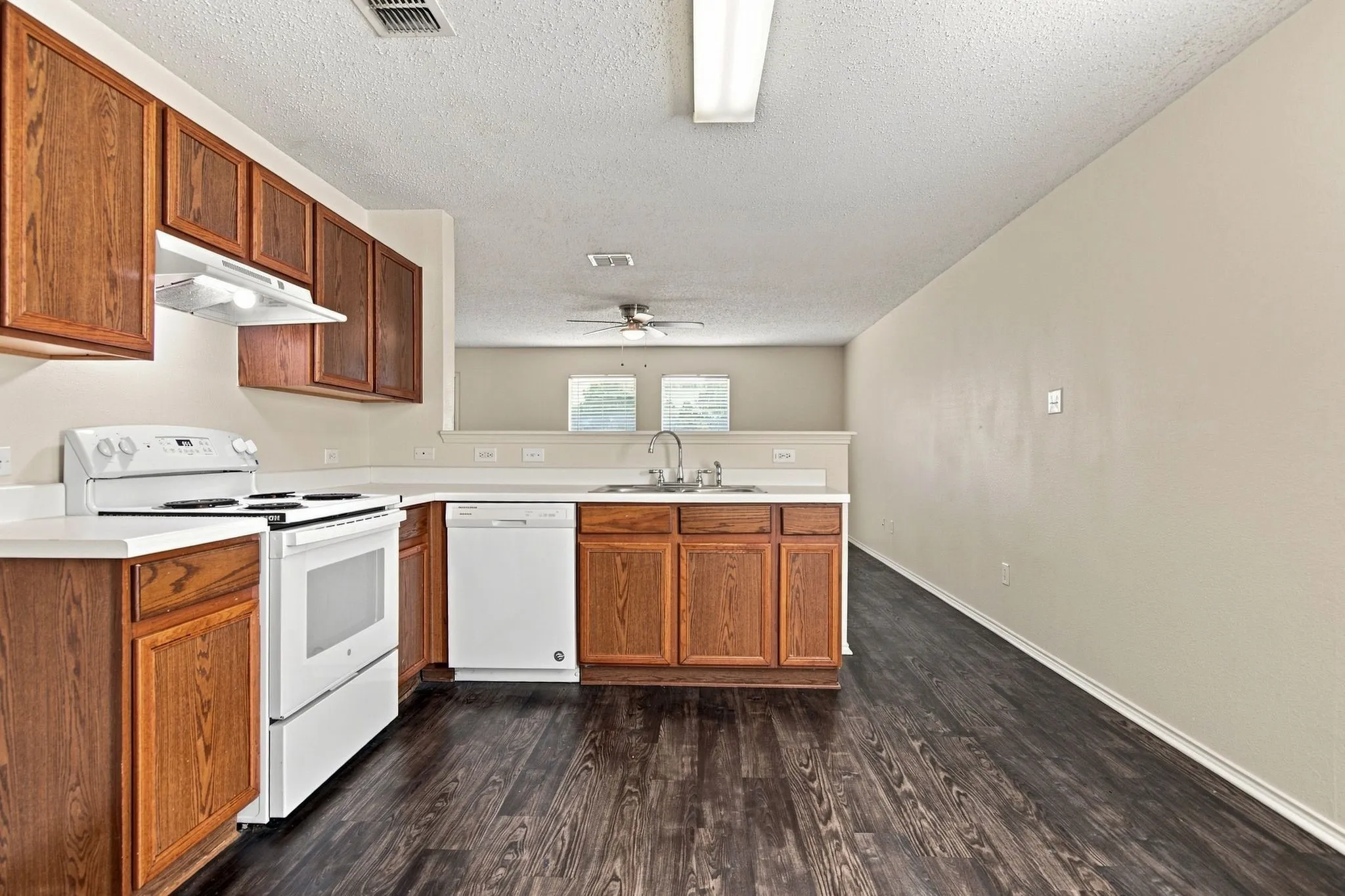 Single Family Residence For Rent in Tarrant County , 4880 Parkview Hills Lane, Fort Worth, Texas 76179, 4 Bedroom, 2 Bathroom, 2 Garage spaces, 1,985 Sqft, built in 2004, mls#21306207, Real Estate Agent in Fort Worth, Homes For Rent in Tarrant county, Homes For Rent in Fort Worth, Realtor in Fort Worth Texas, Real Estate Brokerage Independent Realty Texas, Luminita Cordes Realtor