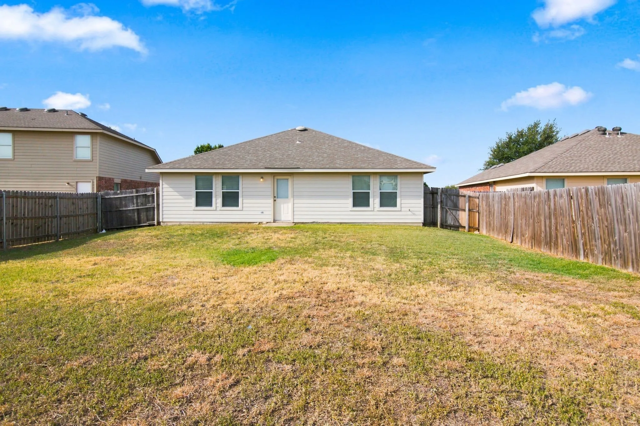 Single Family Residence For Rent in Tarrant County , 4880 Parkview Hills Lane, Fort Worth, Texas 76179, 4 Bedroom, 2 Bathroom, 2 Garage spaces, 1,985 Sqft, built in 2004, mls#21306207, Real Estate Agent in Fort Worth, Homes For Rent in Tarrant county, Homes For Rent in Fort Worth, Realtor in Fort Worth Texas, Real Estate Brokerage Independent Realty Texas, Luminita Cordes Realtor