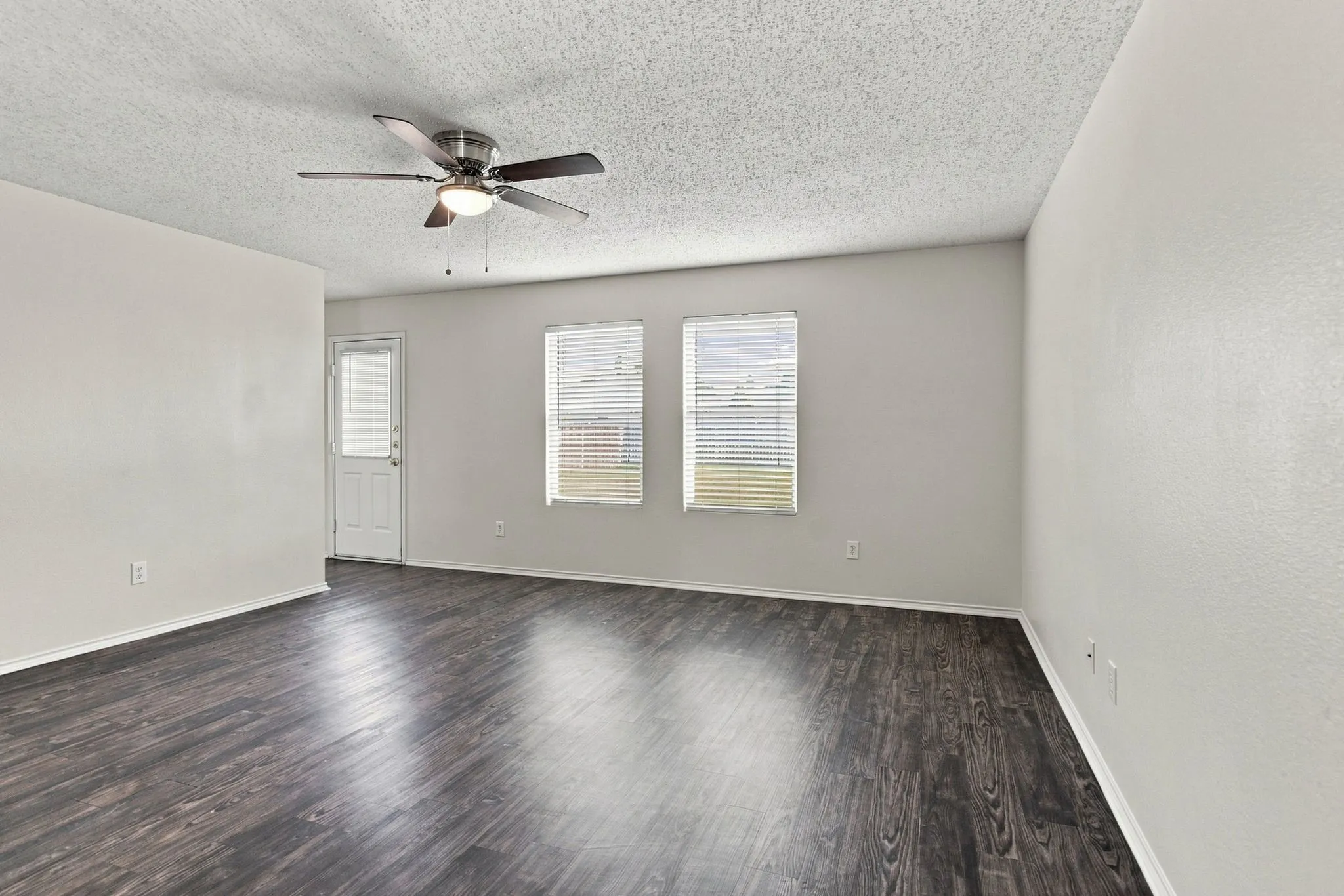 Single Family Residence For Rent in Tarrant County , 4880 Parkview Hills Lane, Fort Worth, Texas 76179, 4 Bedroom, 2 Bathroom, 2 Garage spaces, 1,985 Sqft, built in 2004, mls#21306207, Real Estate Agent in Fort Worth, Homes For Rent in Tarrant county, Homes For Rent in Fort Worth, Realtor in Fort Worth Texas, Real Estate Brokerage Independent Realty Texas, Luminita Cordes Realtor