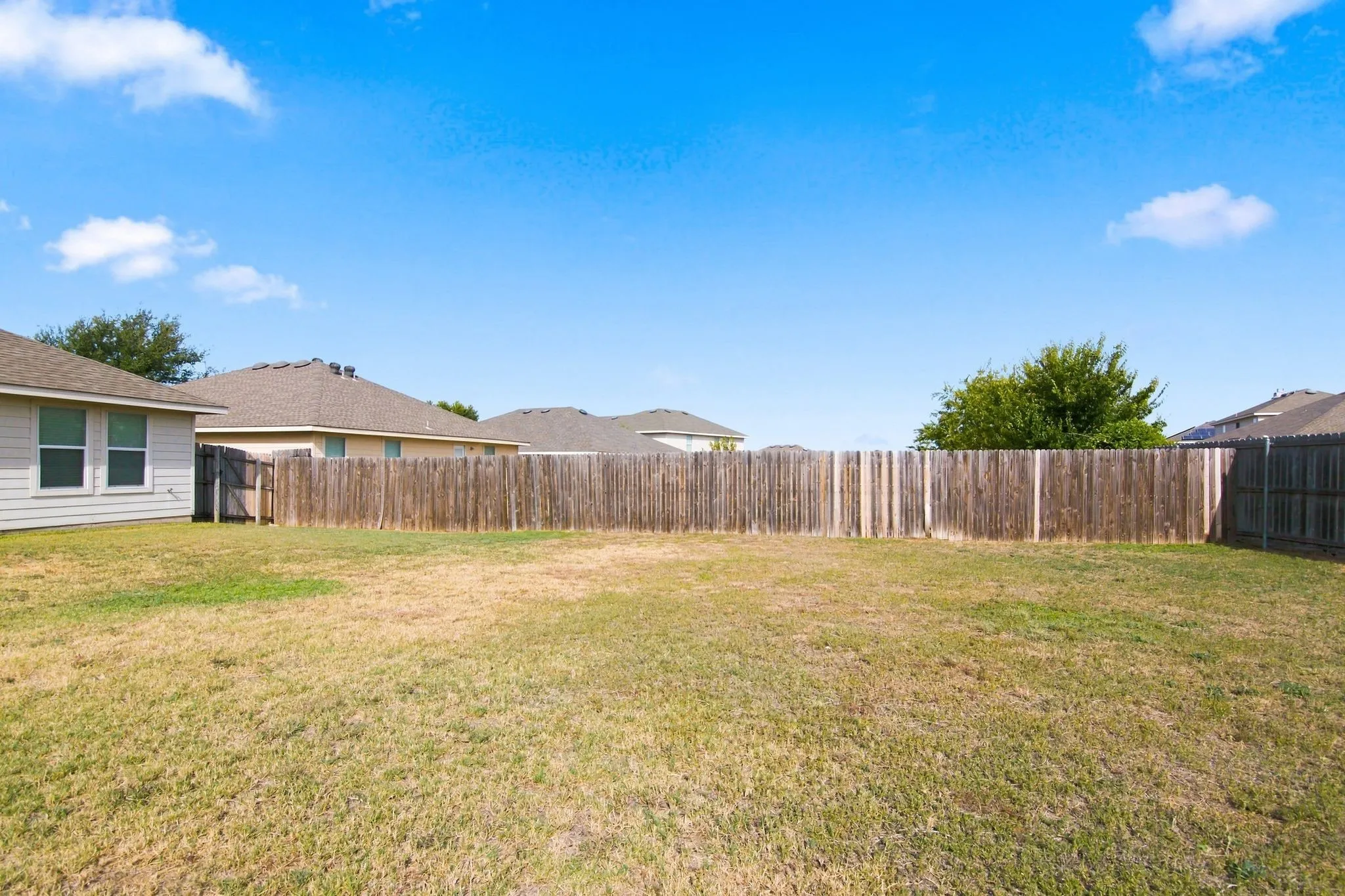 Single Family Residence For Rent in Tarrant County , 4880 Parkview Hills Lane, Fort Worth, Texas 76179, 4 Bedroom, 2 Bathroom, 2 Garage spaces, 1,985 Sqft, built in 2004, mls#21306207, Real Estate Agent in Fort Worth, Homes For Rent in Tarrant county, Homes For Rent in Fort Worth, Realtor in Fort Worth Texas, Real Estate Brokerage Independent Realty Texas, Luminita Cordes Realtor