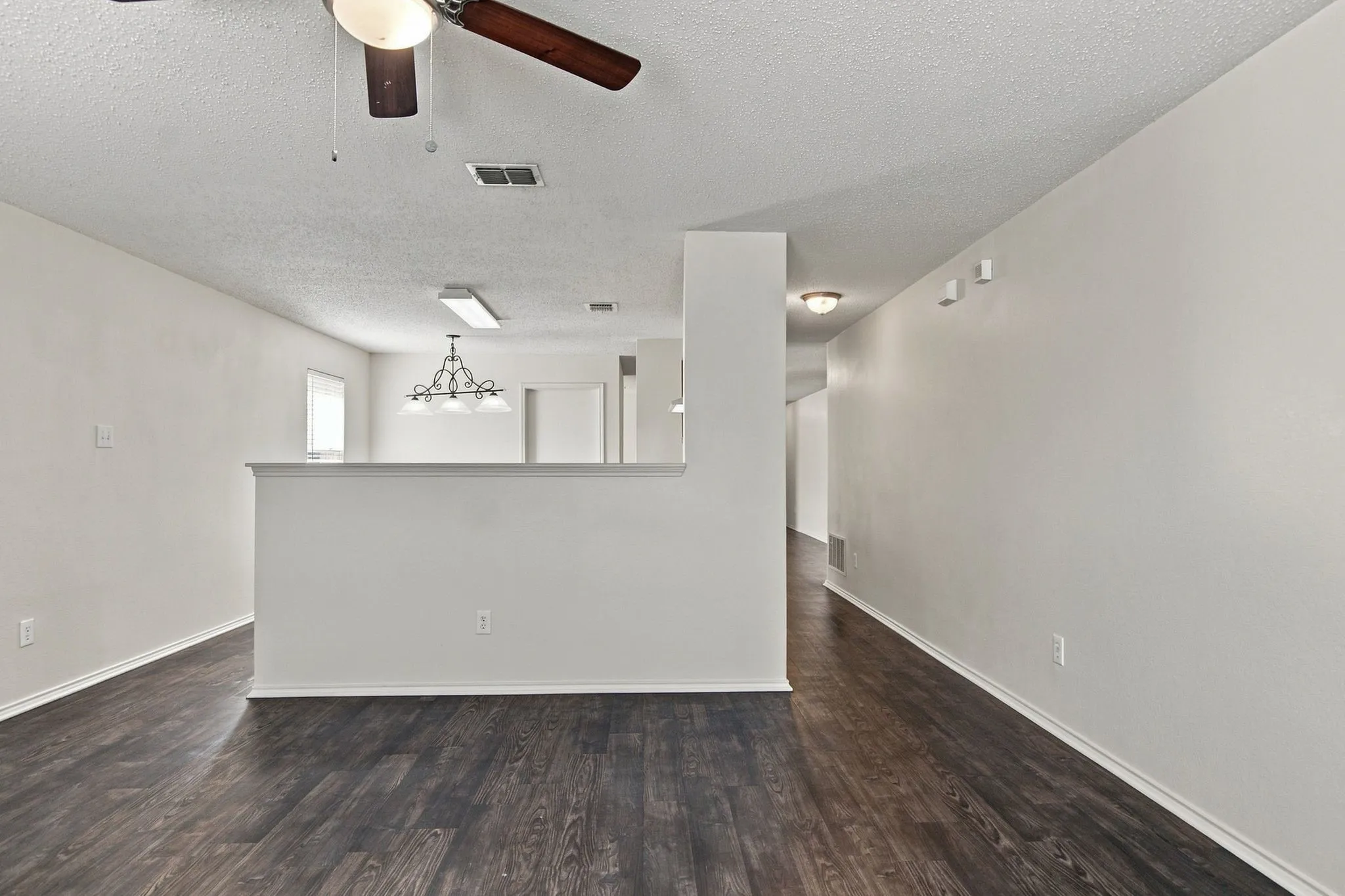 Single Family Residence For Rent in Tarrant County , 4880 Parkview Hills Lane, Fort Worth, Texas 76179, 4 Bedroom, 2 Bathroom, 2 Garage spaces, 1,985 Sqft, built in 2004, mls#21306207, Real Estate Agent in Fort Worth, Homes For Rent in Tarrant county, Homes For Rent in Fort Worth, Realtor in Fort Worth Texas, Real Estate Brokerage Independent Realty Texas, Luminita Cordes Realtor