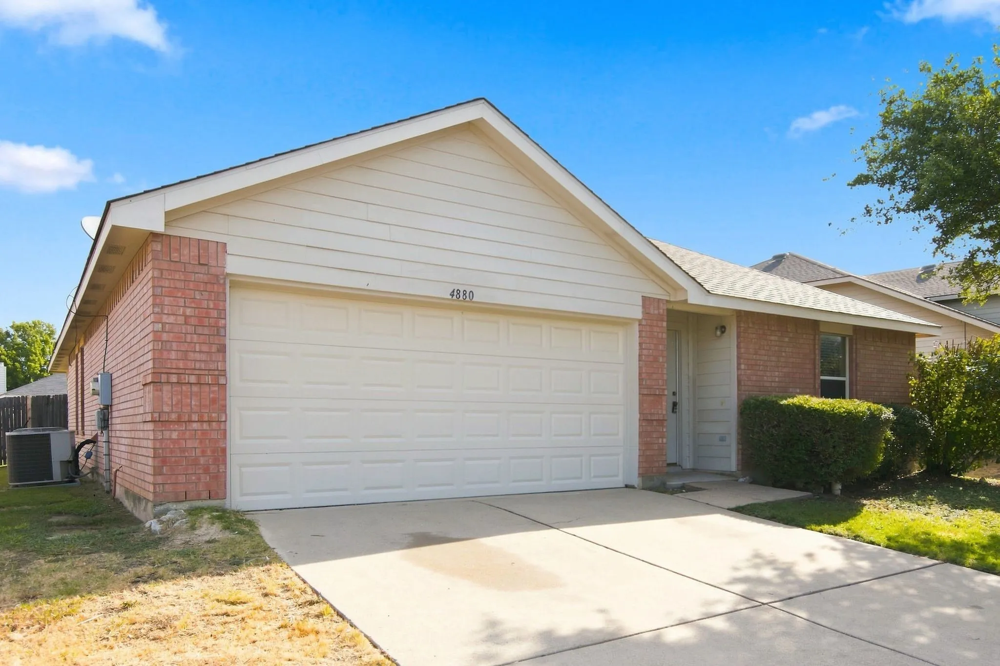 Single Family Residence For Rent in Tarrant County , 4880 Parkview Hills Lane, Fort Worth, Texas 76179, 4 Bedroom, 2 Bathroom, 2 Garage spaces, 1,985 Sqft, built in 2004, mls#21306207, Real Estate Agent in Fort Worth, Homes For Rent in Tarrant county, Homes For Rent in Fort Worth, Realtor in Fort Worth Texas, Real Estate Brokerage Independent Realty Texas, Luminita Cordes Realtor