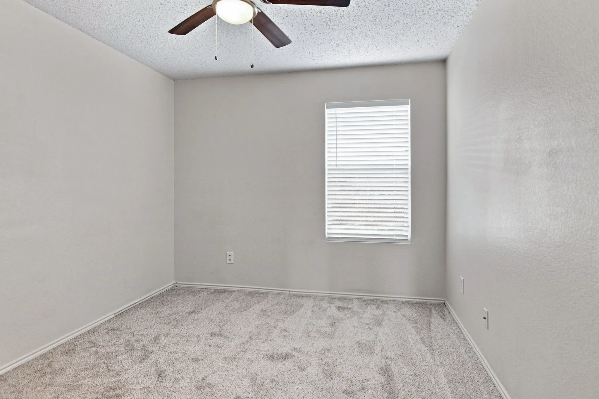 Single Family Residence For Rent in Tarrant County , 4880 Parkview Hills Lane, Fort Worth, Texas 76179, 4 Bedroom, 2 Bathroom, 2 Garage spaces, 1,985 Sqft, built in 2004, mls#21306207, Real Estate Agent in Fort Worth, Homes For Rent in Tarrant county, Homes For Rent in Fort Worth, Realtor in Fort Worth Texas, Real Estate Brokerage Independent Realty Texas, Luminita Cordes Realtor