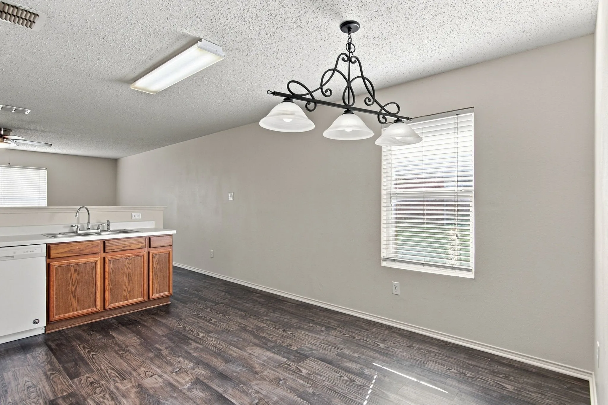 Single Family Residence For Rent in Tarrant County , 4880 Parkview Hills Lane, Fort Worth, Texas 76179, 4 Bedroom, 2 Bathroom, 2 Garage spaces, 1,985 Sqft, built in 2004, mls#21306207, Real Estate Agent in Fort Worth, Homes For Rent in Tarrant county, Homes For Rent in Fort Worth, Realtor in Fort Worth Texas, Real Estate Brokerage Independent Realty Texas, Luminita Cordes Realtor