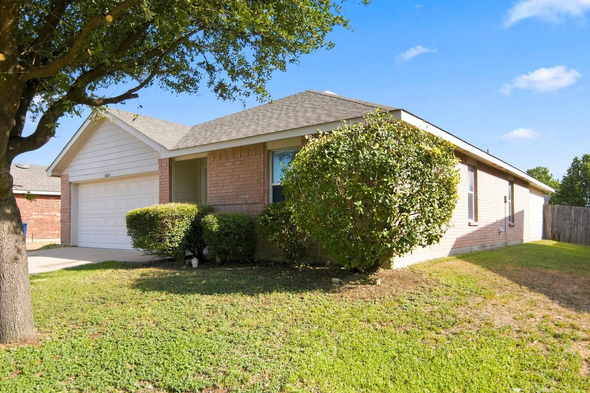 Single Family Residence For Rent in Tarrant County , 4880 Parkview Hills Lane, Fort Worth, Texas 76179, 4 Bedroom, 2 Bathroom, 2 Garage spaces, 1,985 Sqft, built in 2004, mls#21306207, Real Estate Agent in Fort Worth, Homes For Rent in Tarrant county, Homes For Rent in Fort Worth, Realtor in Fort Worth Texas, Real Estate Brokerage Independent Realty Texas, Luminita Cordes Realtor