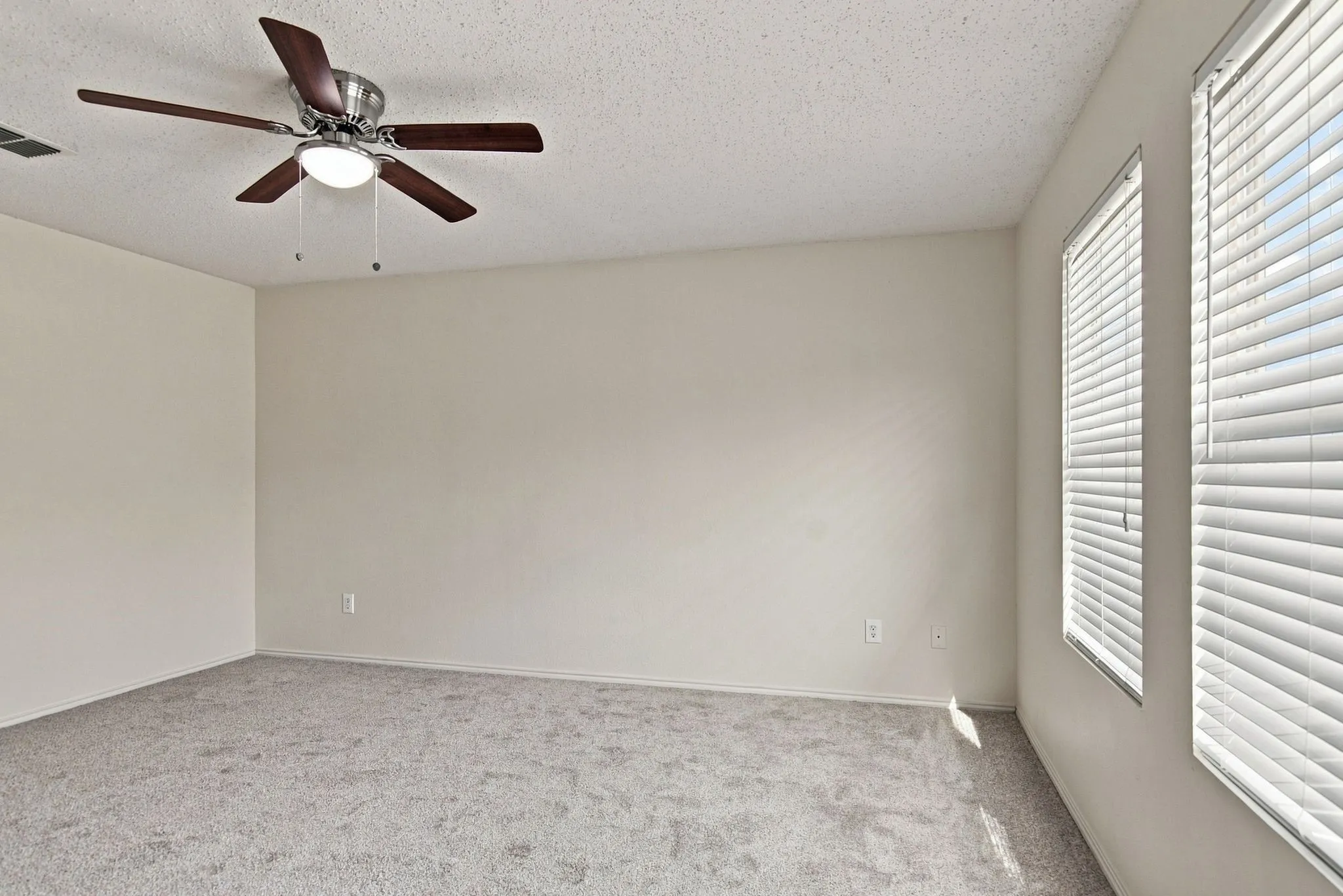 Single Family Residence For Rent in Tarrant County , 4880 Parkview Hills Lane, Fort Worth, Texas 76179, 4 Bedroom, 2 Bathroom, 2 Garage spaces, 1,985 Sqft, built in 2004, mls#21306207, Real Estate Agent in Fort Worth, Homes For Rent in Tarrant county, Homes For Rent in Fort Worth, Realtor in Fort Worth Texas, Real Estate Brokerage Independent Realty Texas, Luminita Cordes Realtor