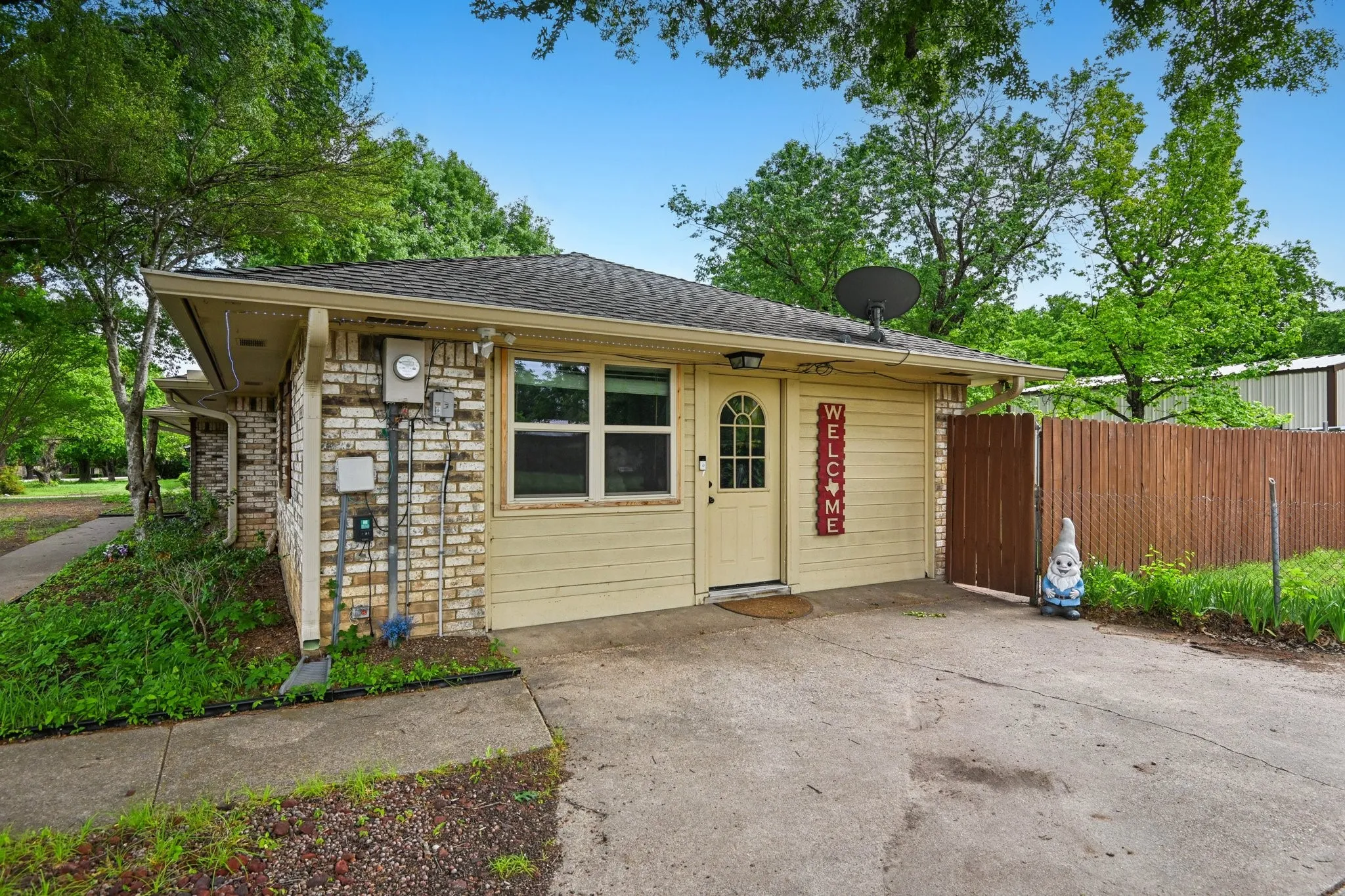 Single Family Residence For Sale in Ellis County , 305 Cockrell Hill Road, Ovilla, Texas 75154, 4 Bedroom, 3 Bathroom, 2 Garage spaces, 1,962 Sqft, built in 1973, mls#21306110, Real Estate Agent in Ovilla, Homes For Sale in Ellis county, Homes For Sale in Ovilla, Realtor in Ovilla Texas, Real Estate Brokerage Independent Realty Texas, Luminita Cordes Realtor