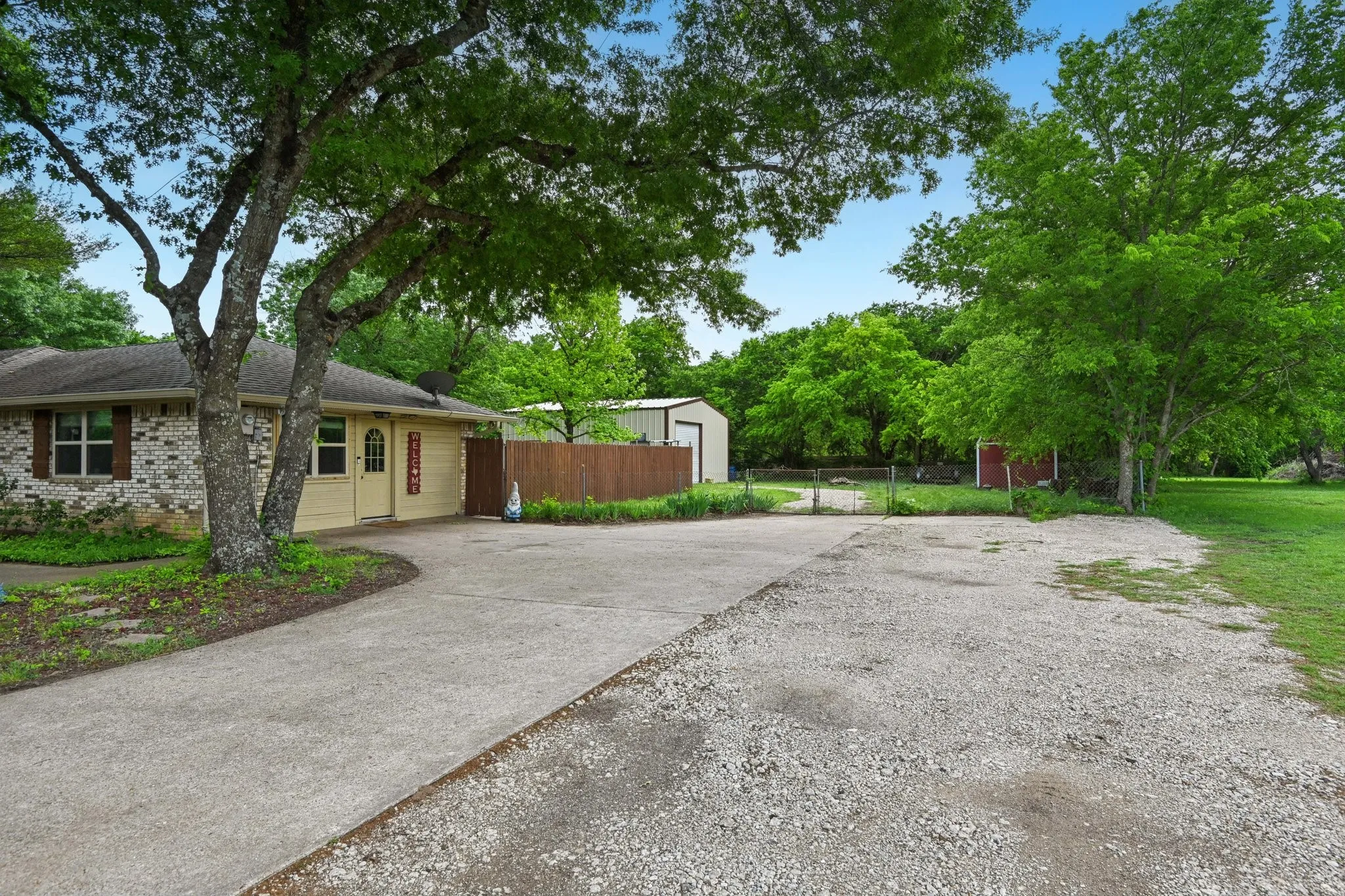 Single Family Residence For Sale in Ellis County , 305 Cockrell Hill Road, Ovilla, Texas 75154, 4 Bedroom, 3 Bathroom, 2 Garage spaces, 1,962 Sqft, built in 1973, mls#21306110, Real Estate Agent in Ovilla, Homes For Sale in Ellis county, Homes For Sale in Ovilla, Realtor in Ovilla Texas, Real Estate Brokerage Independent Realty Texas, Luminita Cordes Realtor