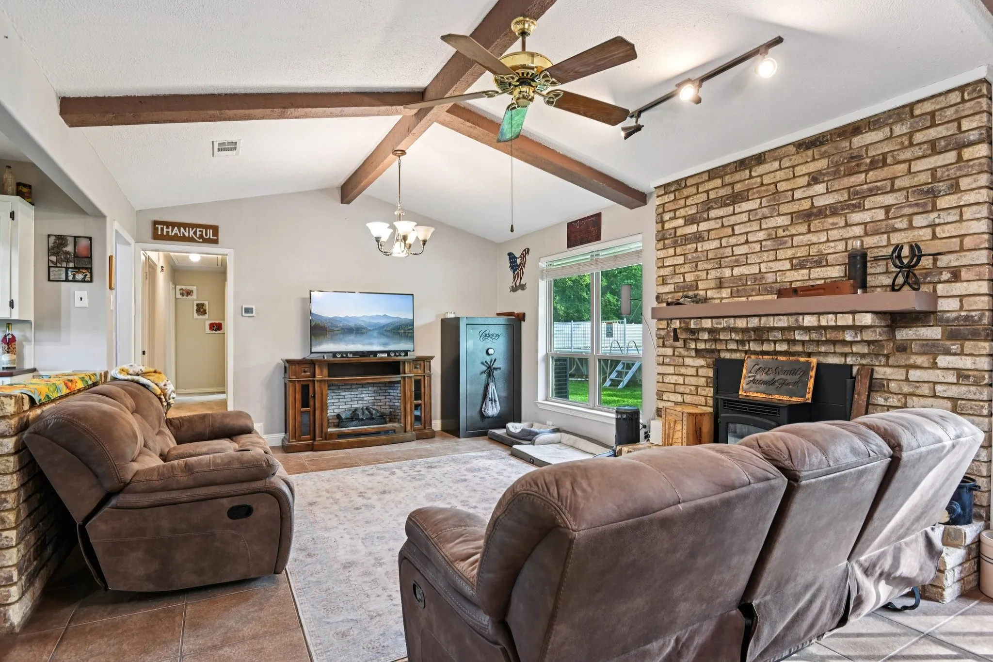 Single Family Residence For Sale in Ellis County , 305 Cockrell Hill Road, Ovilla, Texas 75154, 4 Bedroom, 3 Bathroom, 2 Garage spaces, 1,962 Sqft, built in 1973, mls#21306110, Real Estate Agent in Ovilla, Homes For Sale in Ellis county, Homes For Sale in Ovilla, Realtor in Ovilla Texas, Real Estate Brokerage Independent Realty Texas, Luminita Cordes Realtor