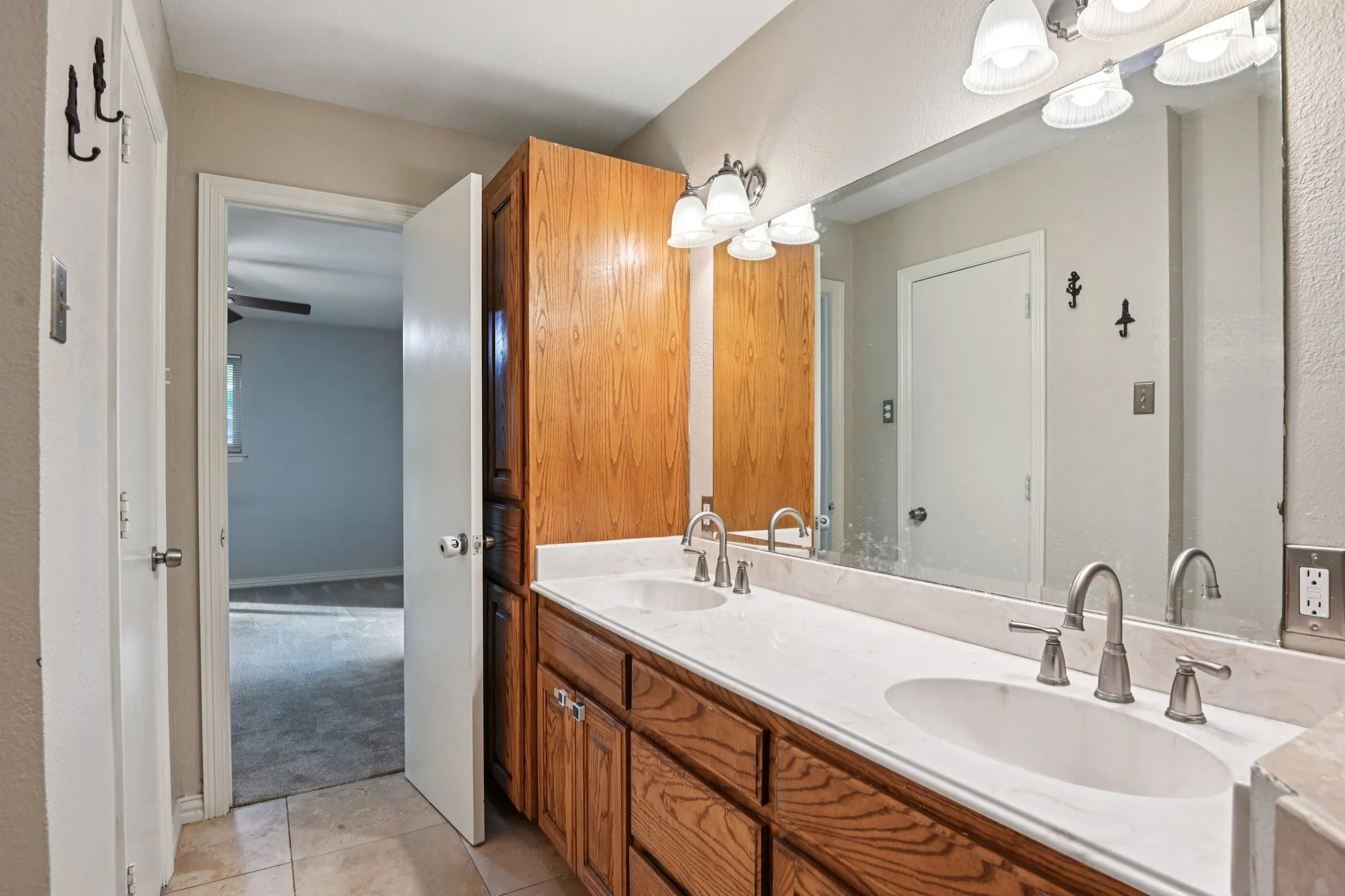 Single Family Residence For Sale in Ellis County , 305 Cockrell Hill Road, Ovilla, Texas 75154, 4 Bedroom, 3 Bathroom, 2 Garage spaces, 1,962 Sqft, built in 1973, mls#21306110, Real Estate Agent in Ovilla, Homes For Sale in Ellis county, Homes For Sale in Ovilla, Realtor in Ovilla Texas, Real Estate Brokerage Independent Realty Texas, Luminita Cordes Realtor