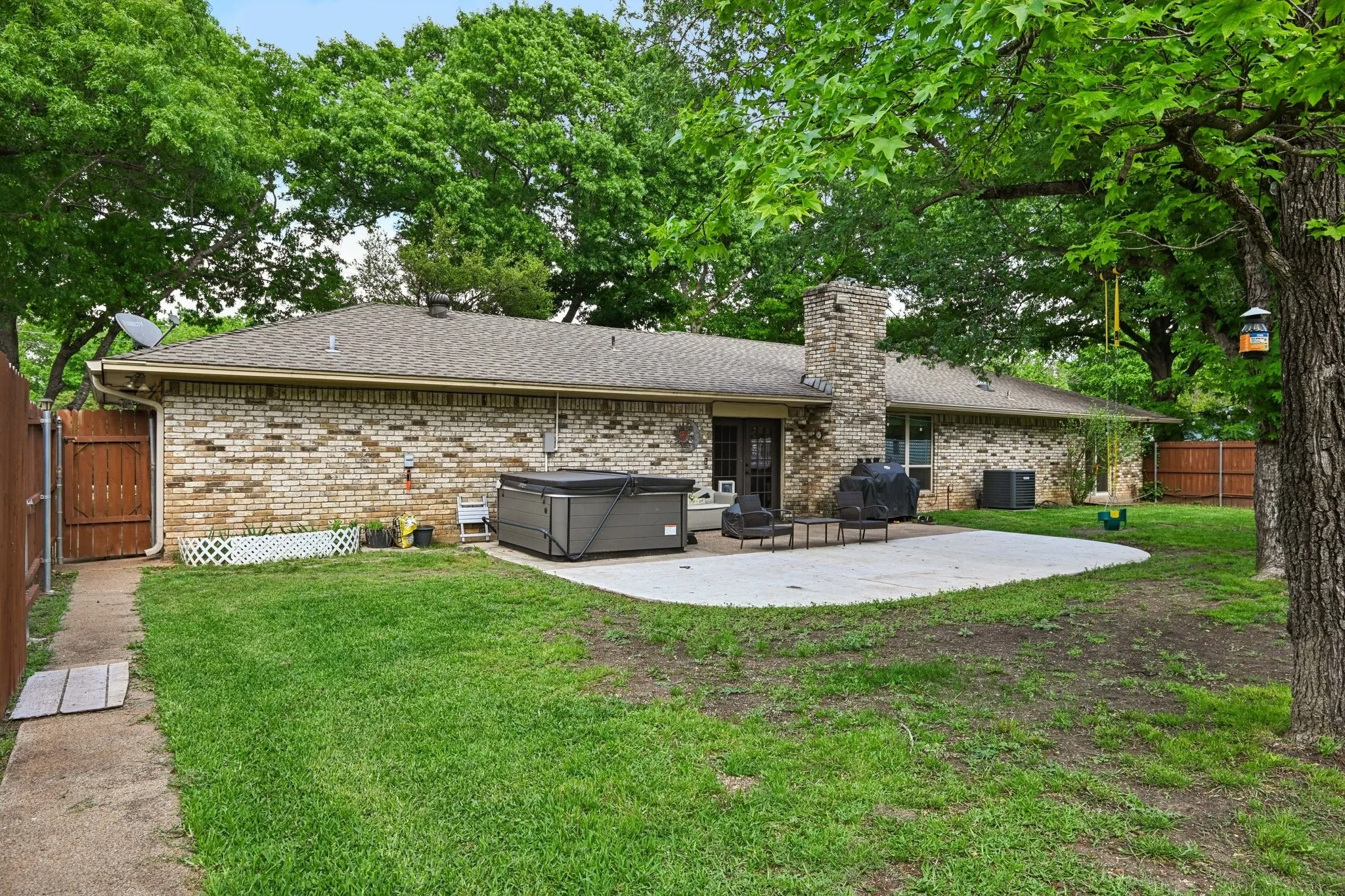 Single Family Residence For Sale in Ellis County , 305 Cockrell Hill Road, Ovilla, Texas 75154, 4 Bedroom, 3 Bathroom, 2 Garage spaces, 1,962 Sqft, built in 1973, mls#21306110, Real Estate Agent in Ovilla, Homes For Sale in Ellis county, Homes For Sale in Ovilla, Realtor in Ovilla Texas, Real Estate Brokerage Independent Realty Texas, Luminita Cordes Realtor