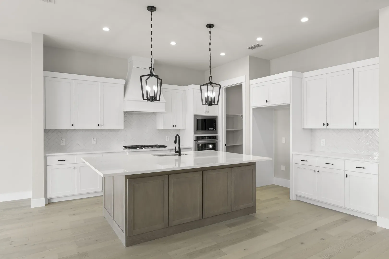 12. 1902 Pebble - Kitchen (2)