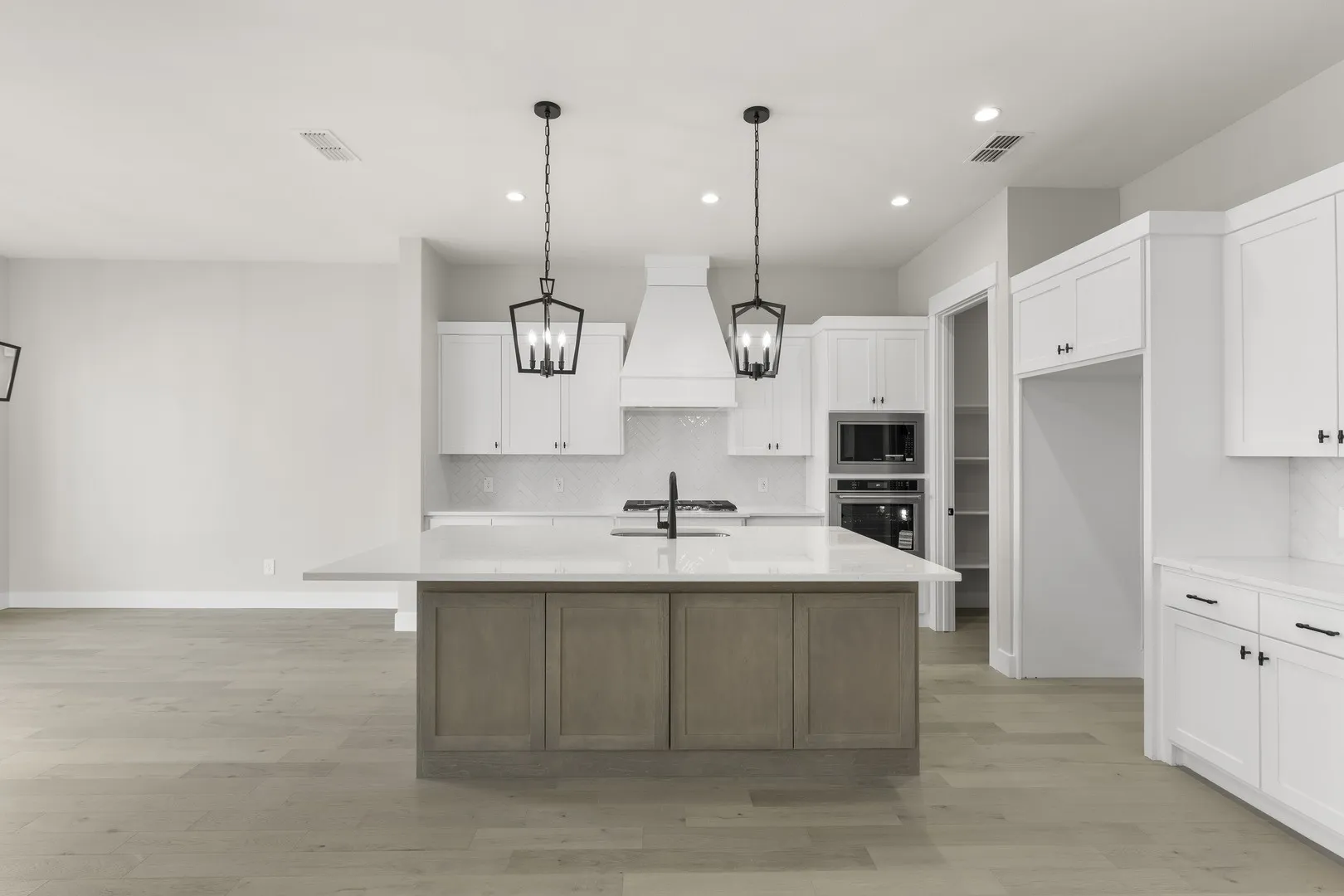 11. 1902 Pebble - Kitchen