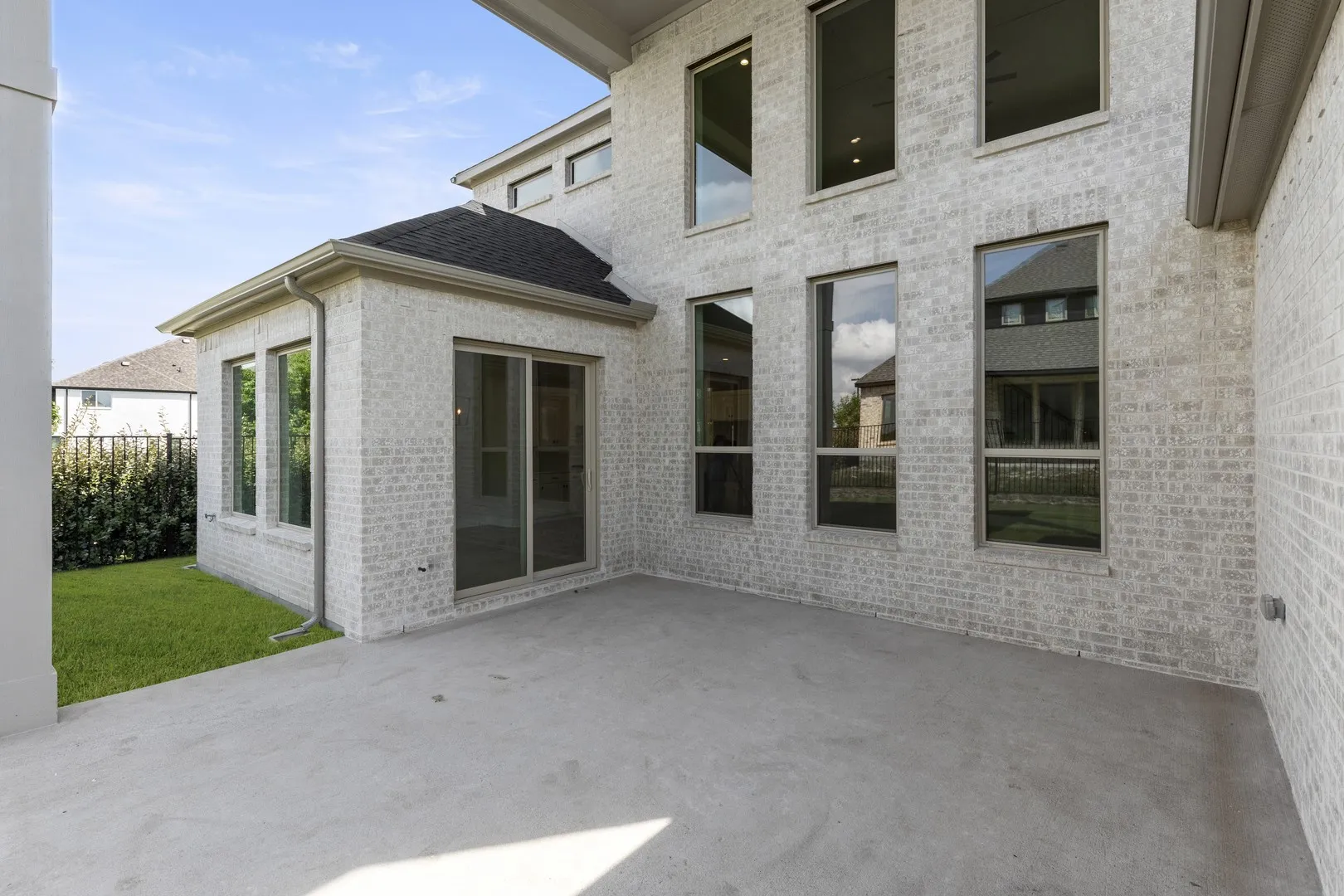 27. 1902 Pebble - Patio