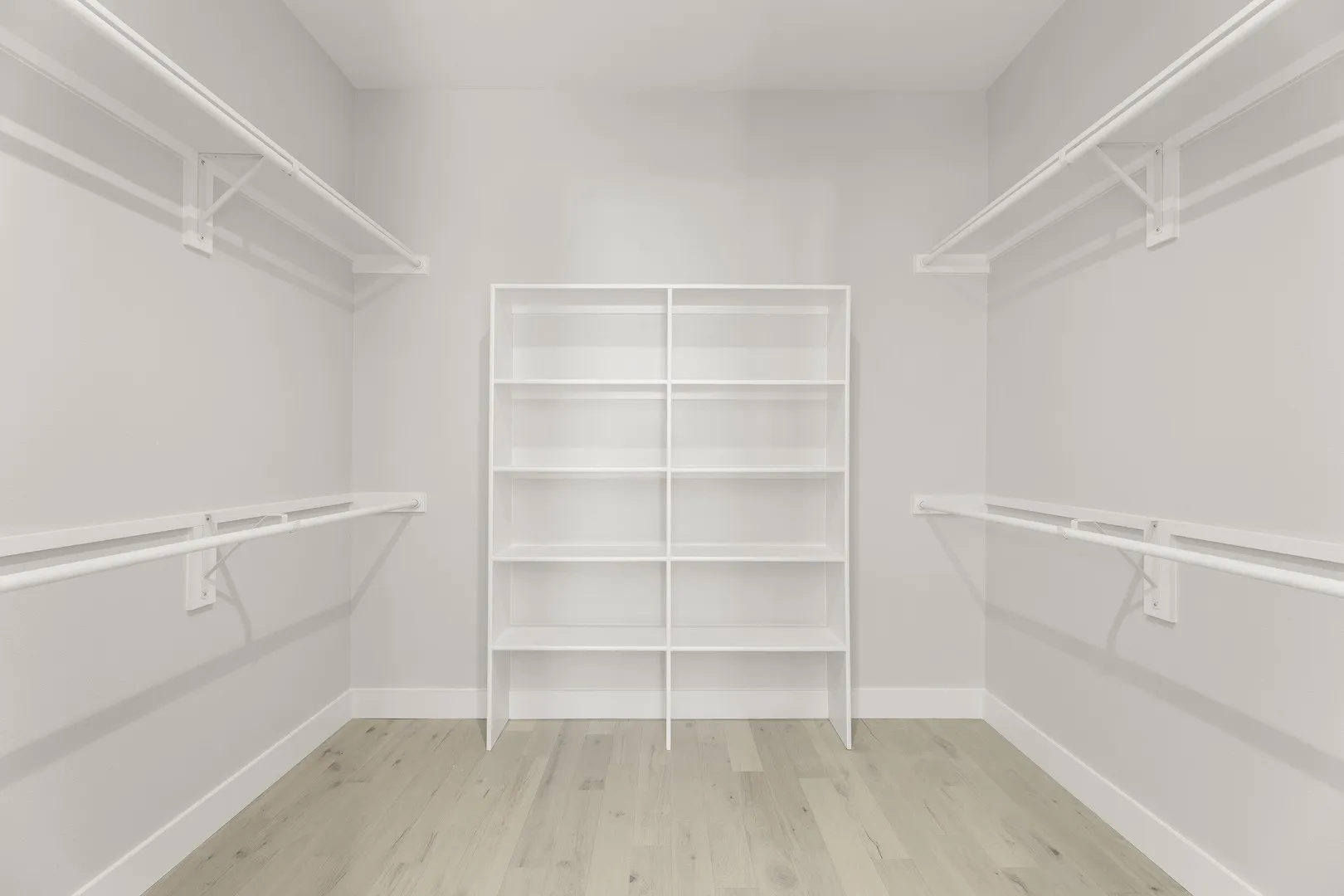 22. 1902 Pebble - Closet